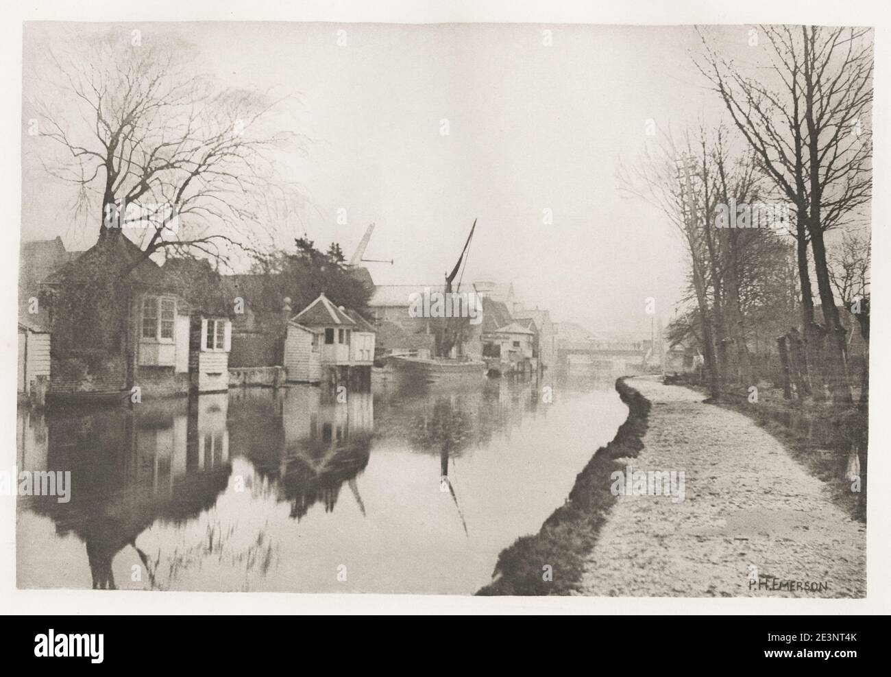 Vintage 19th century/1900er 's Foto von Peter Henry Emerson. Emerson war ein britischer Schriftsteller und Fotograf. Seine Fotografien sind frühe Beispiele für die Förderung der geraden Fotografie als Kunstform. Er ist bekannt für seine Fotografien, die ländliche Räume zeigten, und für seine Auseinandersetzungen mit dem fotografischen Establishment über den Zweck und die Bedeutung der Fotografie. Flussufer Szene, Norfolk? Stockfoto