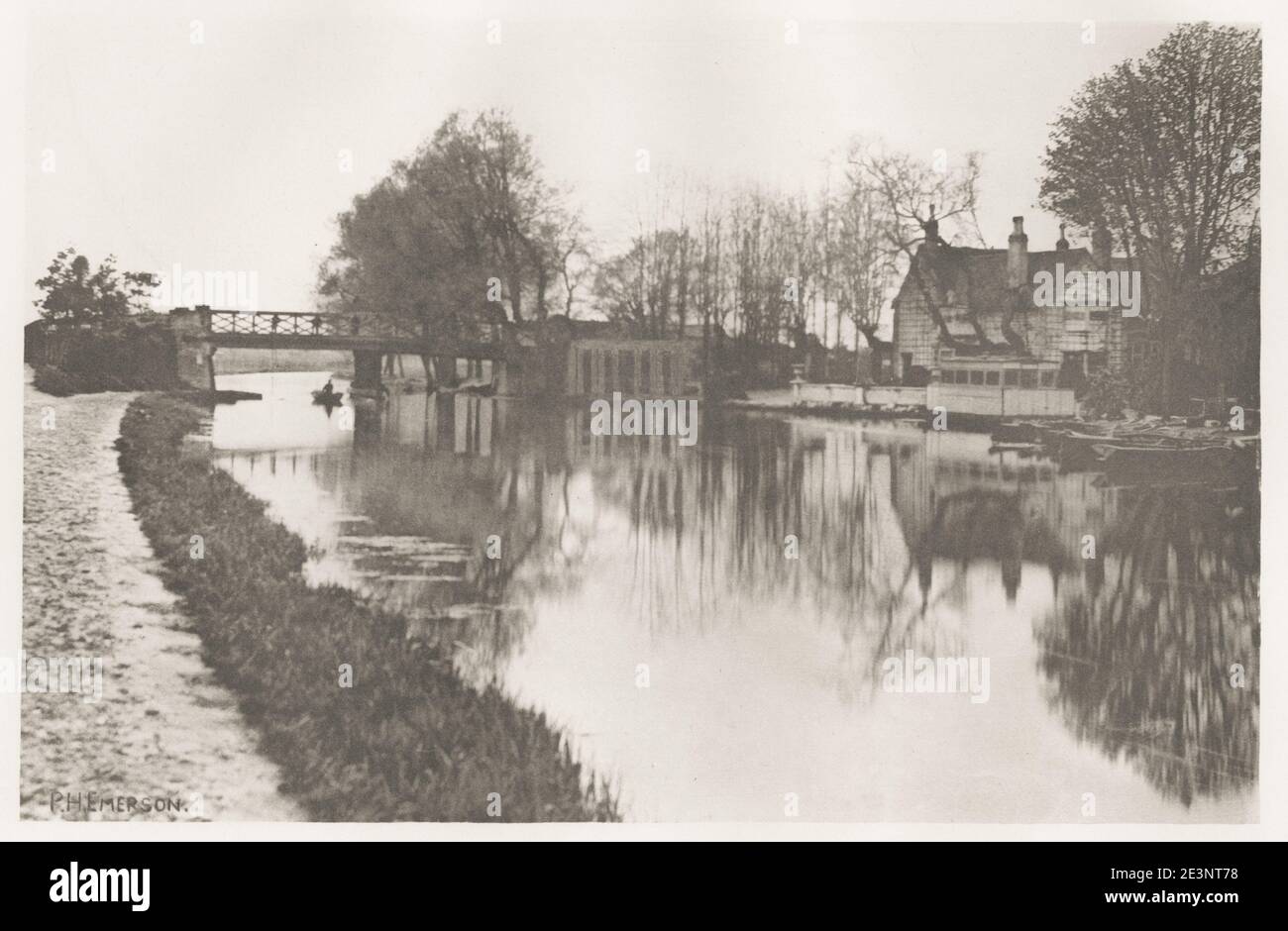 Vintage 19th century/1900er 's Foto von Peter Henry Emerson. Emerson war ein britischer Schriftsteller und Fotograf. Seine Fotografien sind frühe Beispiele für die Förderung der geraden Fotografie als Kunstform. Er ist bekannt für seine Fotografien, die ländliche Räume zeigten, und für seine Auseinandersetzungen mit dem fotografischen Establishment über den Zweck und die Bedeutung der Fotografie. River Bank Szene, Norfolk? Stockfoto