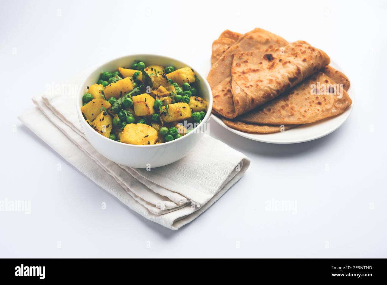 Aloo Mutter oder Matar aalu trocken Sabzi, Indische Kartoffel und grünen Erbsen gebraten zusammen mit Gewürzen und garniert mit Korianderblättern. Serviert mit Roti oder Stockfoto