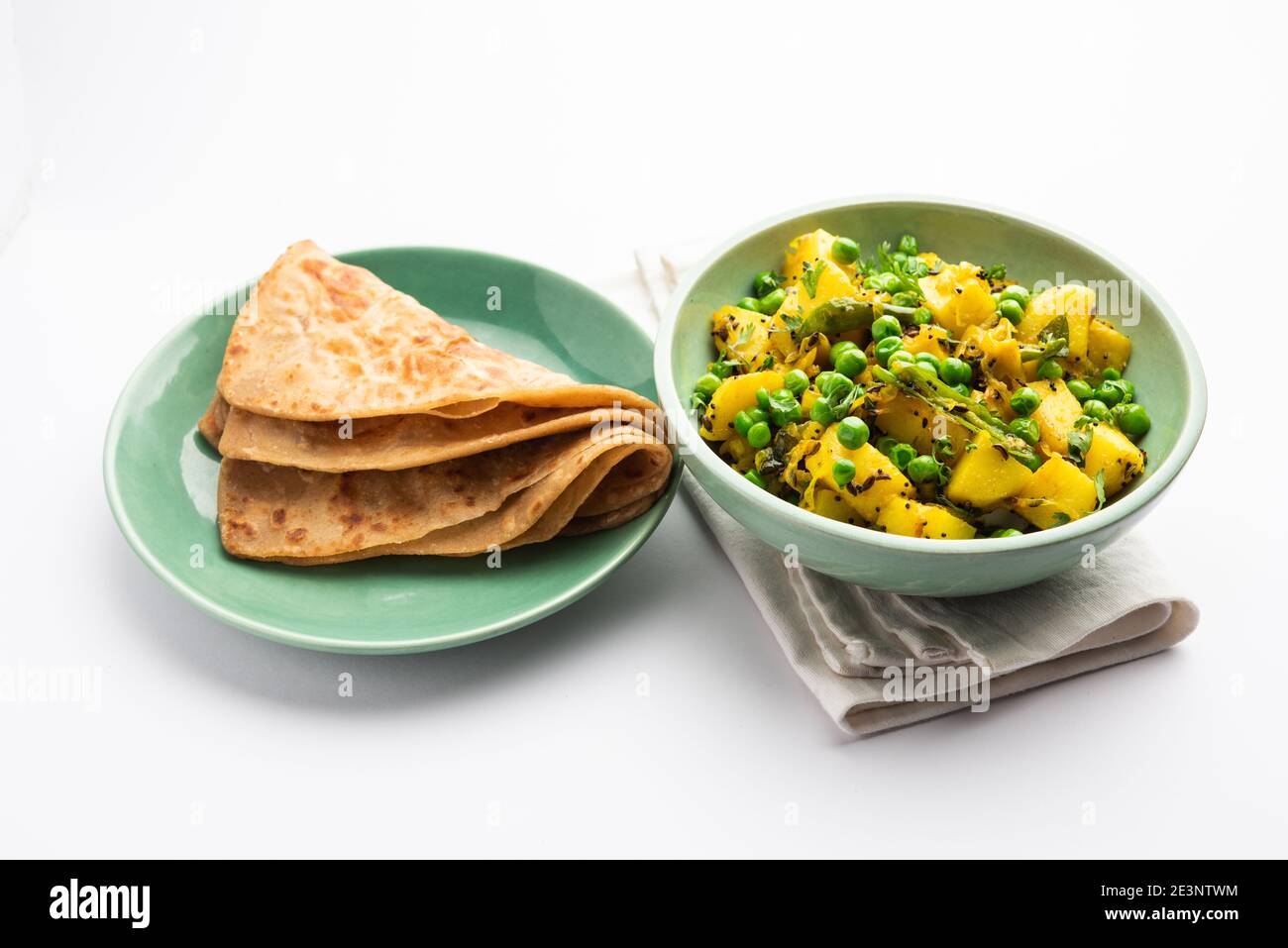Aloo Mutter oder Matar aalu trocken Sabzi, Indische Kartoffel und grünen Erbsen gebraten zusammen mit Gewürzen und garniert mit Korianderblättern. Serviert mit Roti oder Stockfoto