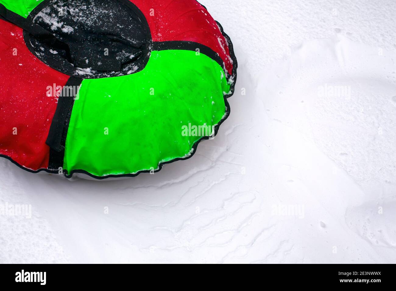 Schneeröhrchen. Nahaufnahme des Innenrohrs auf dem Schnee Stockfoto