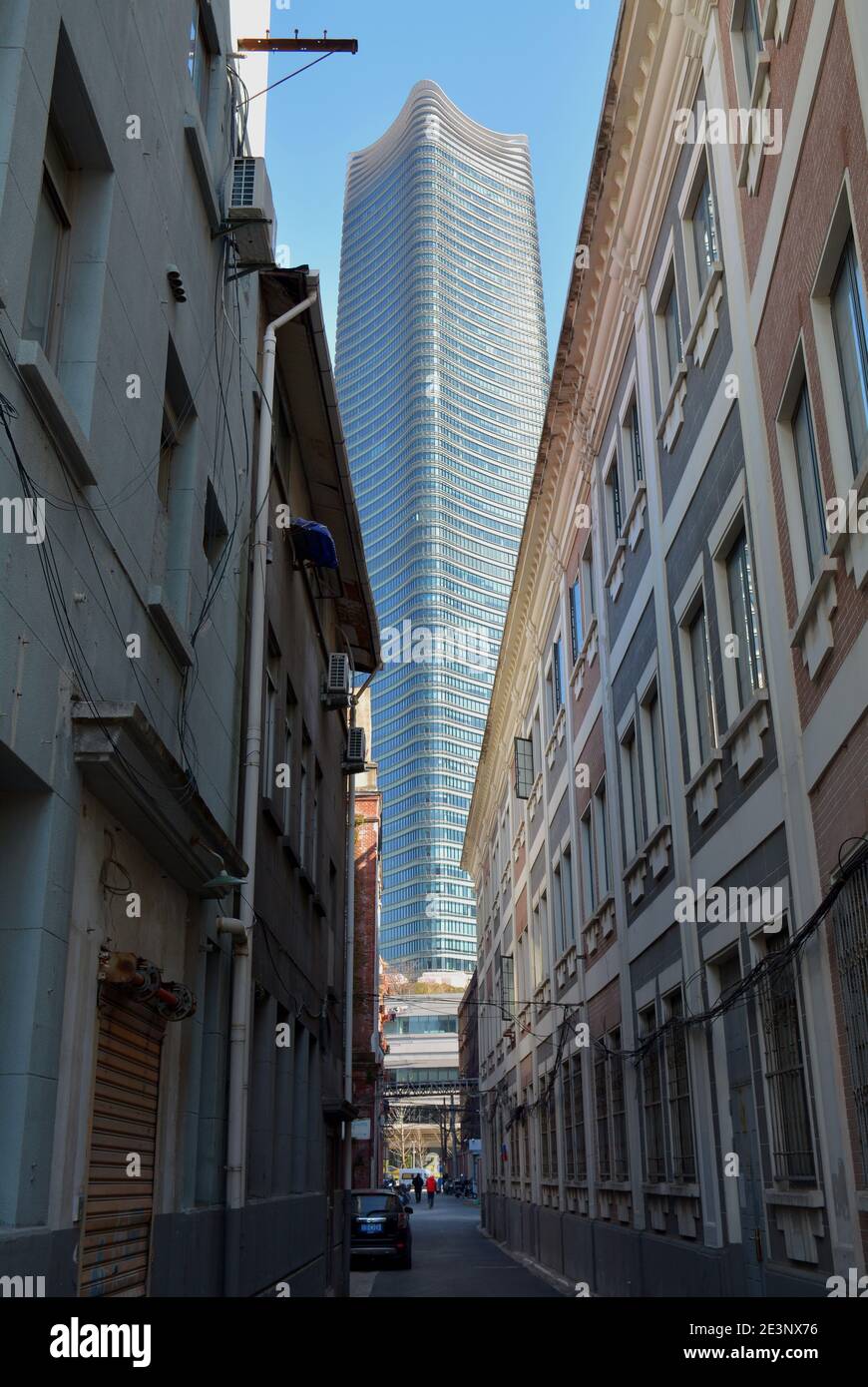 Shanghai Wolkenkratzer von den Straßen aus gesehen, scheint es viel dominanter erscheinen zu lassen. Stockfoto