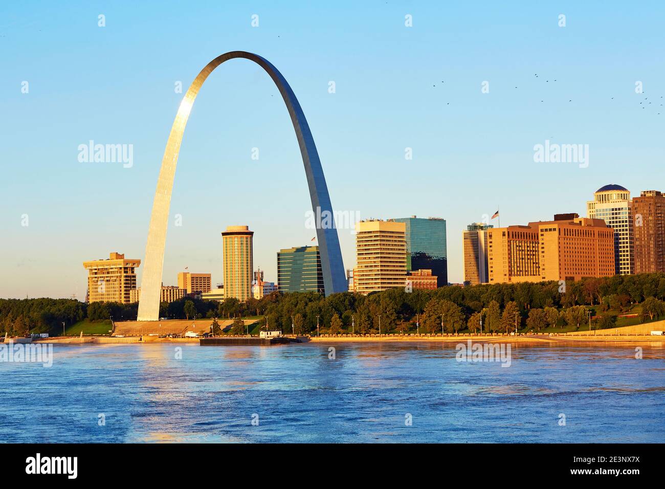 Der weltberühmte Gateway Arch in St. Louis bei Sonnenaufgang Stockfoto
