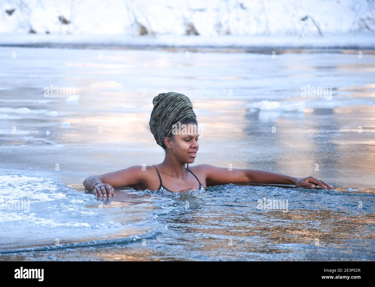 Schönes Mädchen genießen Winter und Schwimmen im kalten Wasser eines Sees  oder Flusses, kalte Therapie, Eis schwimmen Stockfotografie - Alamy