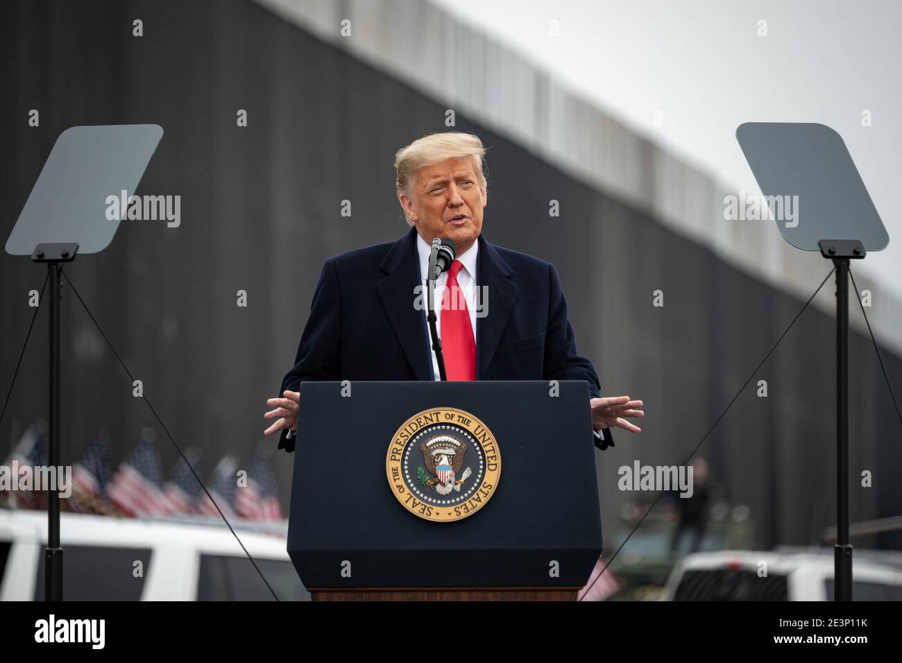 TEXAS, USA - 12. Januar 2021 - Präsident Donald J Trump hält Bemerkungen auf der 450. Meile der neuen Grenzmauer Dienstag, 12. Januar 2021 auf dem Texas Stockfoto