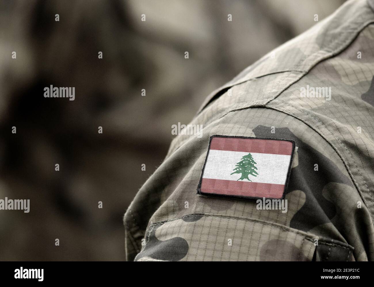 Flagge Libanon auf militärischen Uniform (Collage). Stockfoto