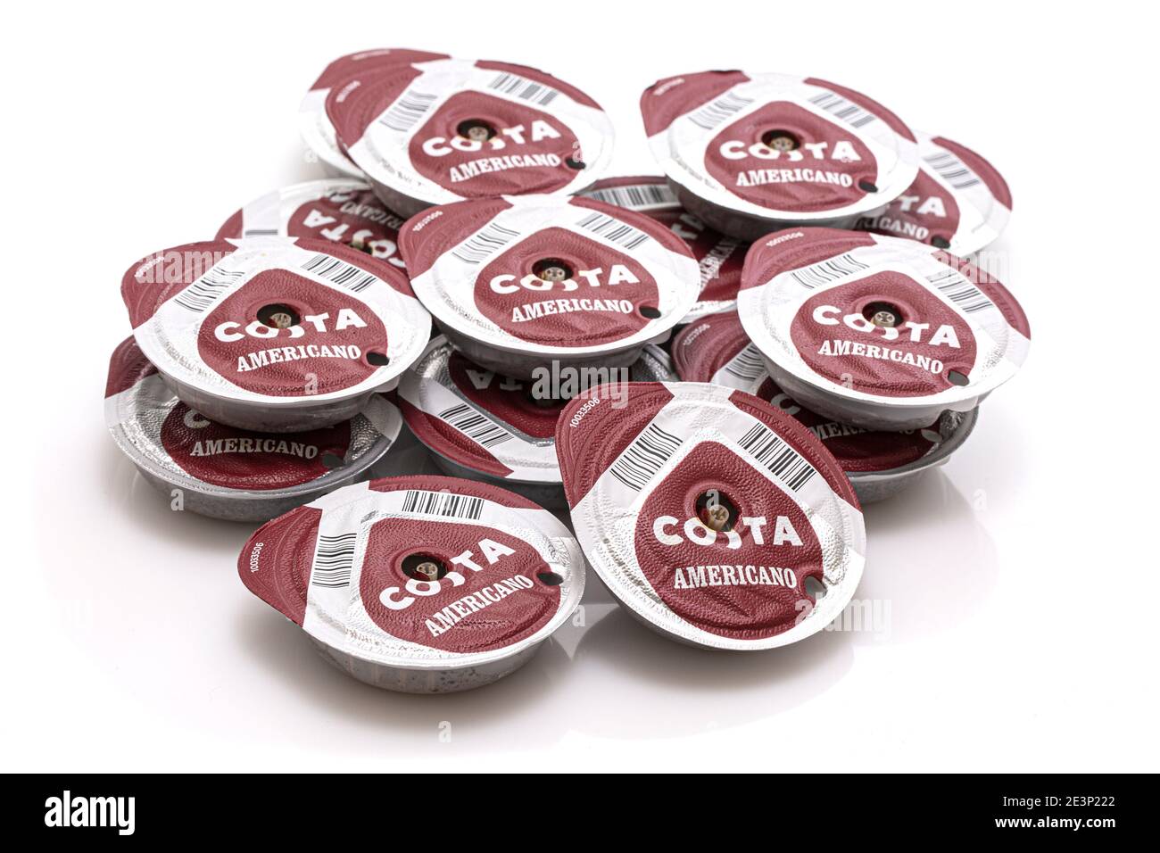 SWINDON, UK - 2. JANUAR 2021: Stapel von gebrauchten Costa Americano Kaffeepads auf weißem Hintergrund. Stockfoto