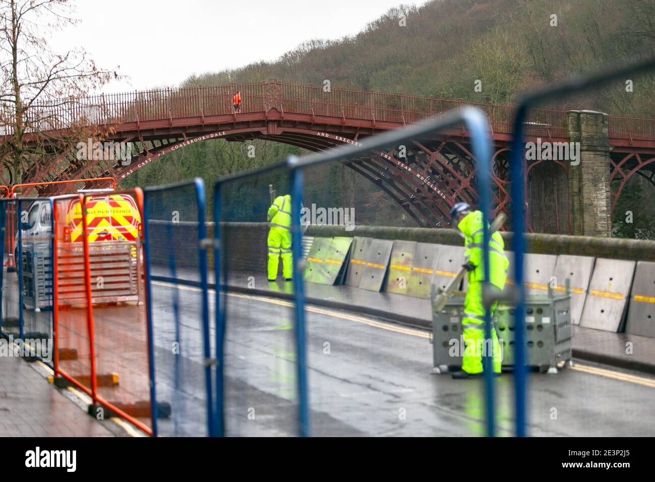 Ironbridge, Shropshire, Großbritannien. Januar 2020. Als Sturm Christoph Großbritannien mit heftigen Regenfällen und Winden bedroht, errichtet das Umweltbundesamt an den Ufern des Flusses Severn an der historischen Eisernen Brücke in Shropshire Hochwasserbarrieren. Ironbridge Dorf ist regelmäßig unter Hochwasser nach starken Regenfällen in Wales. Kredit: Peter Lopeman/Alamy Live Nachrichten Stockfoto