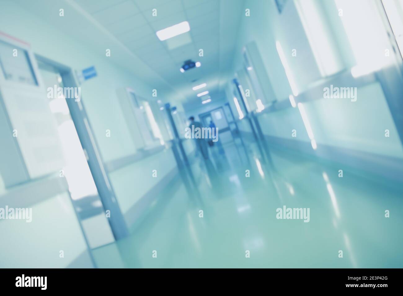 Reinigungspersonal im Krankenhausflur, unfokussierter Hintergrund. Stockfoto