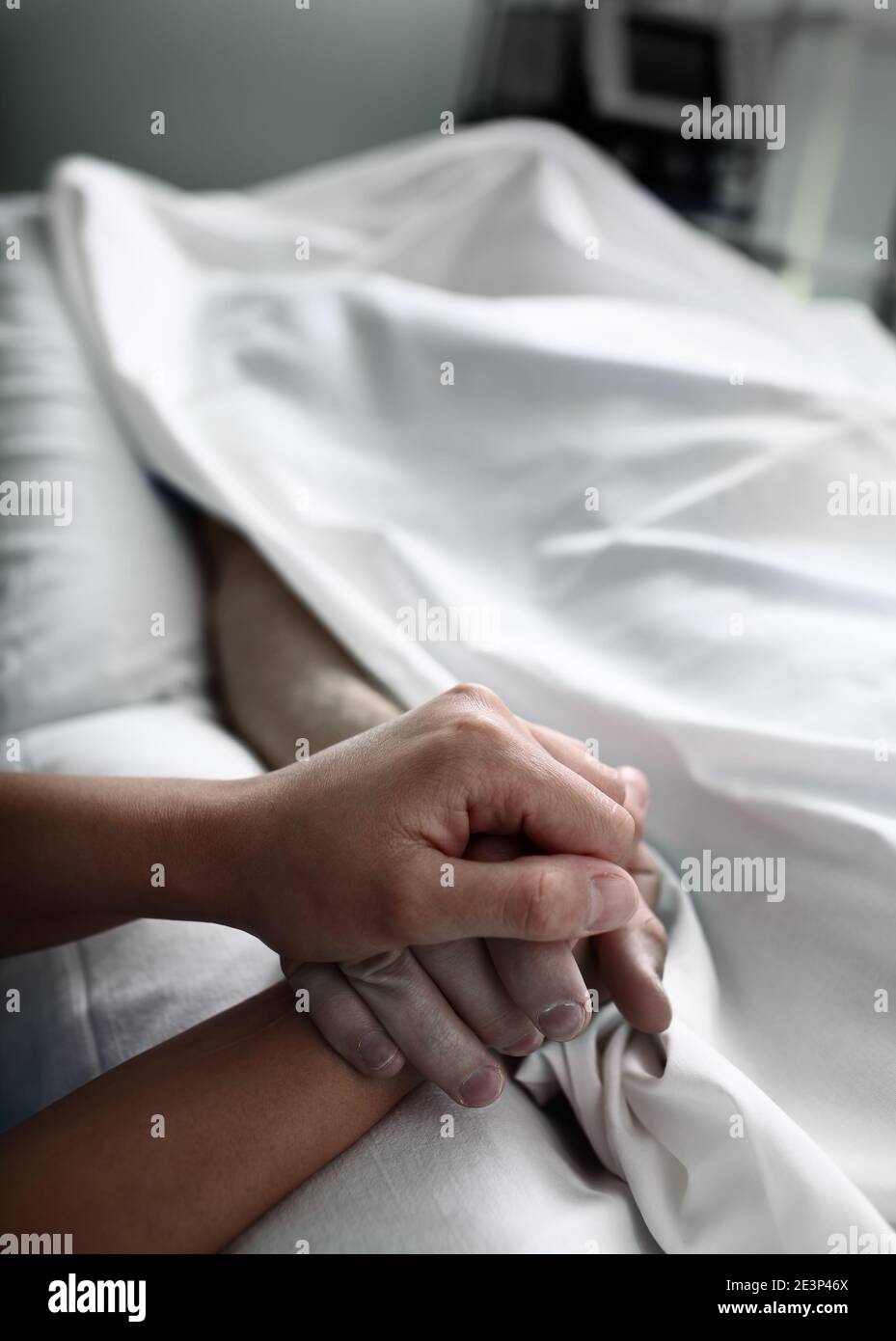 Trennung mit totem Patienten mit Bettlaken im Krankenhaus abgedeckt. Stockfoto