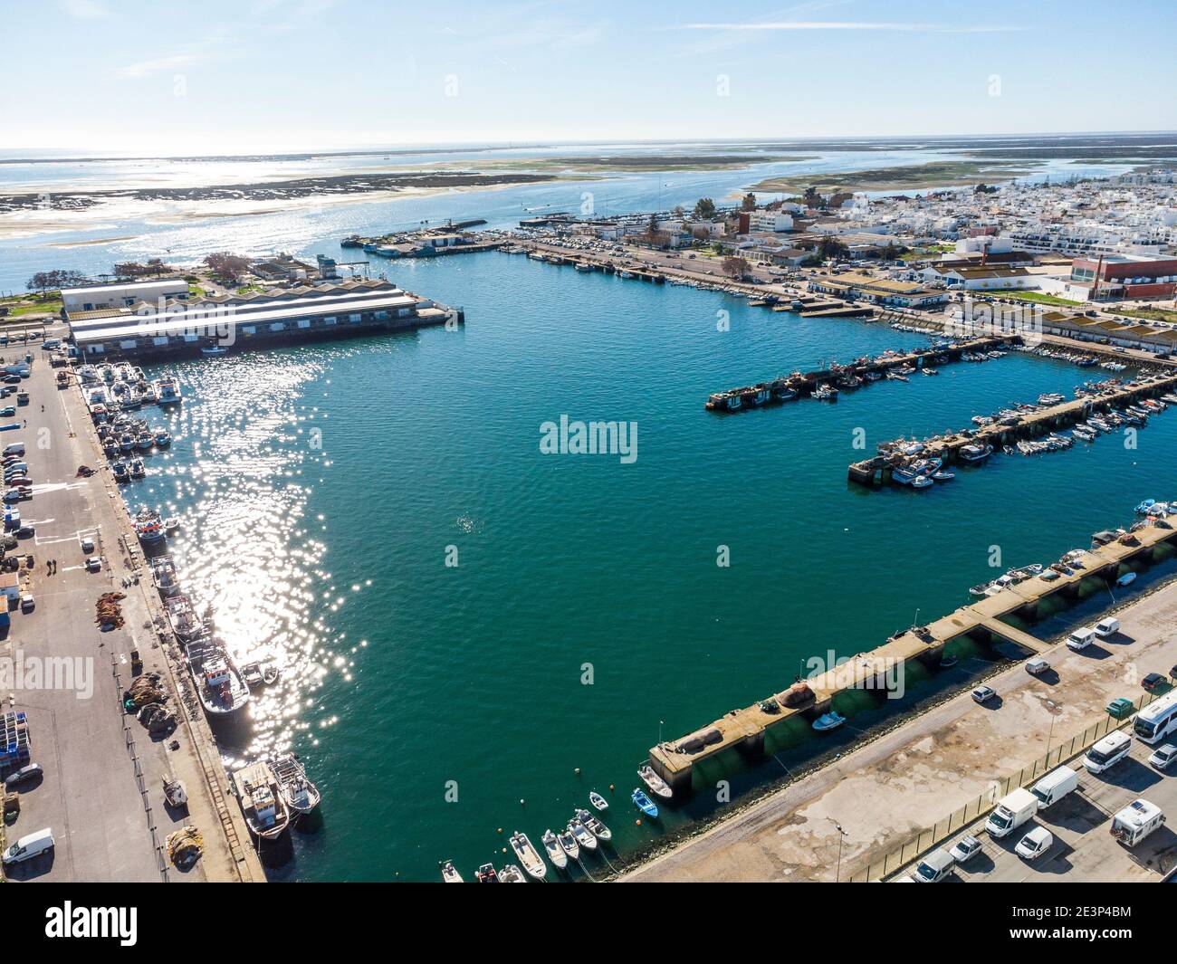Luftaufnahme des Industriehafens und der Stadt Olhao, Algarve, Portugal Stockfoto