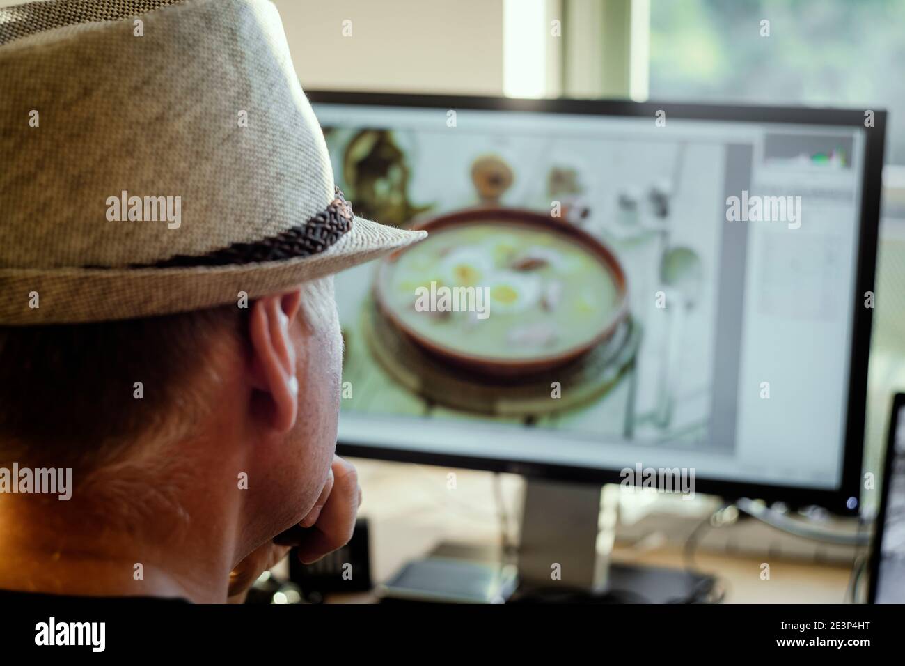 Vintage-Mann bearbeitet ein Foto in seinem Studio zu Hause Stockfoto