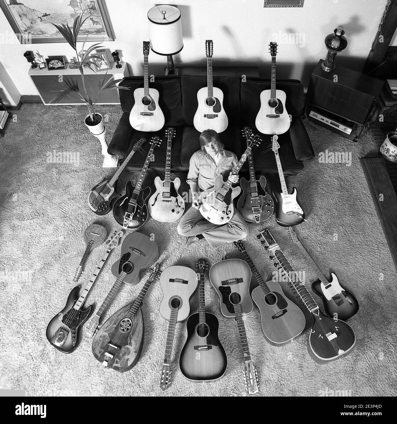 Justin Hayward von der britischen Rockband 'The Moody Blues' zu Hause mit seiner Gitarrensammlung. 03/1977 Stockfoto