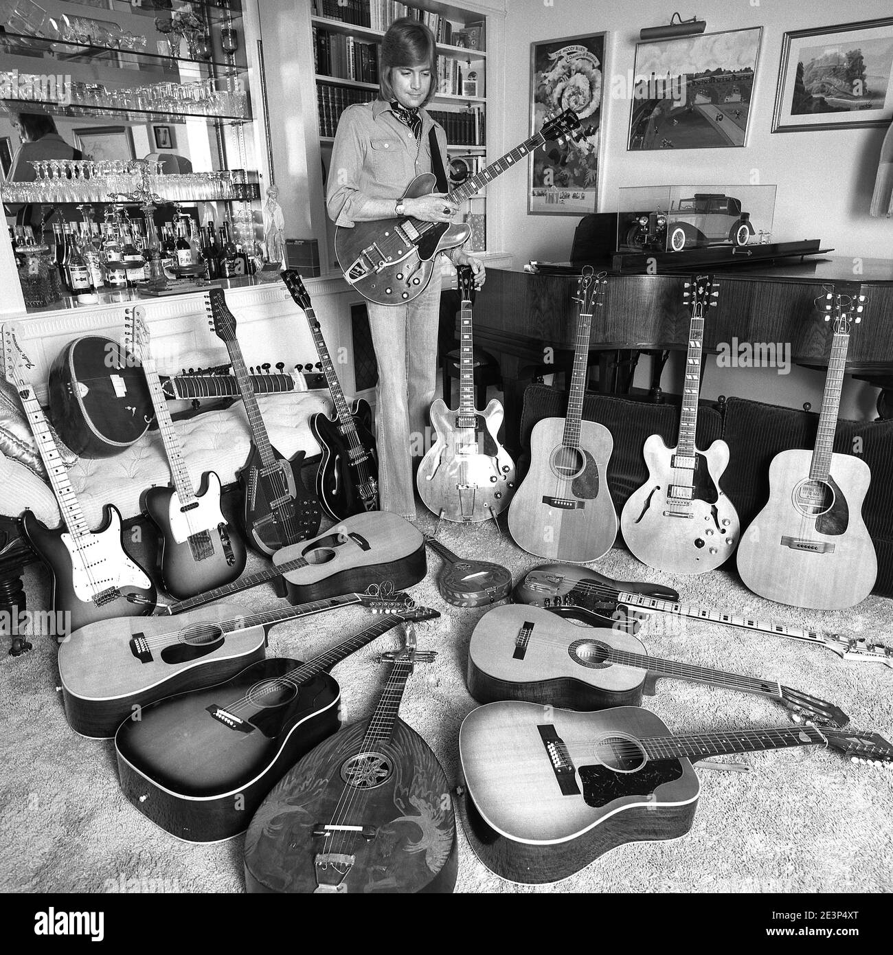 Justin Hayward von der britischen Rockband 'The Moody Blues' zu Hause mit seiner Gitarrensammlung. 03/1977 Stockfoto