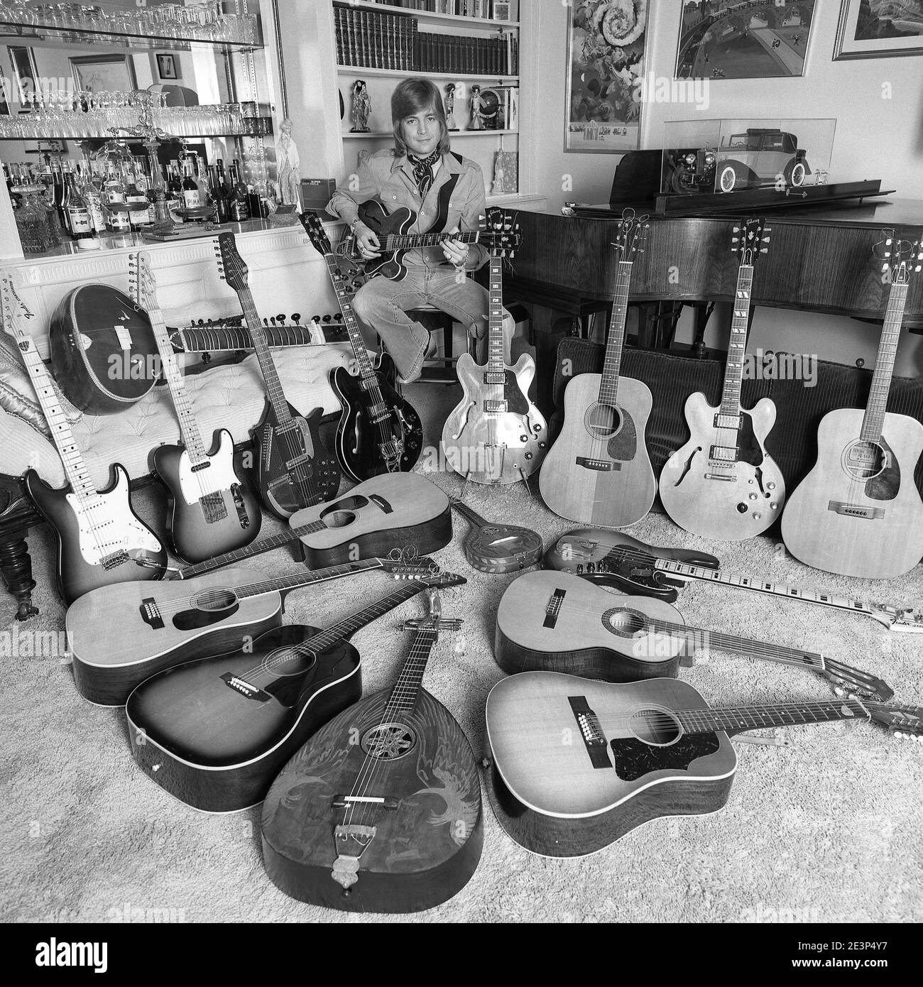 Justin Hayward von der britischen Rockband 'The Moody Blues' zu Hause mit seiner Gitarrensammlung. 03/1977 Stockfoto