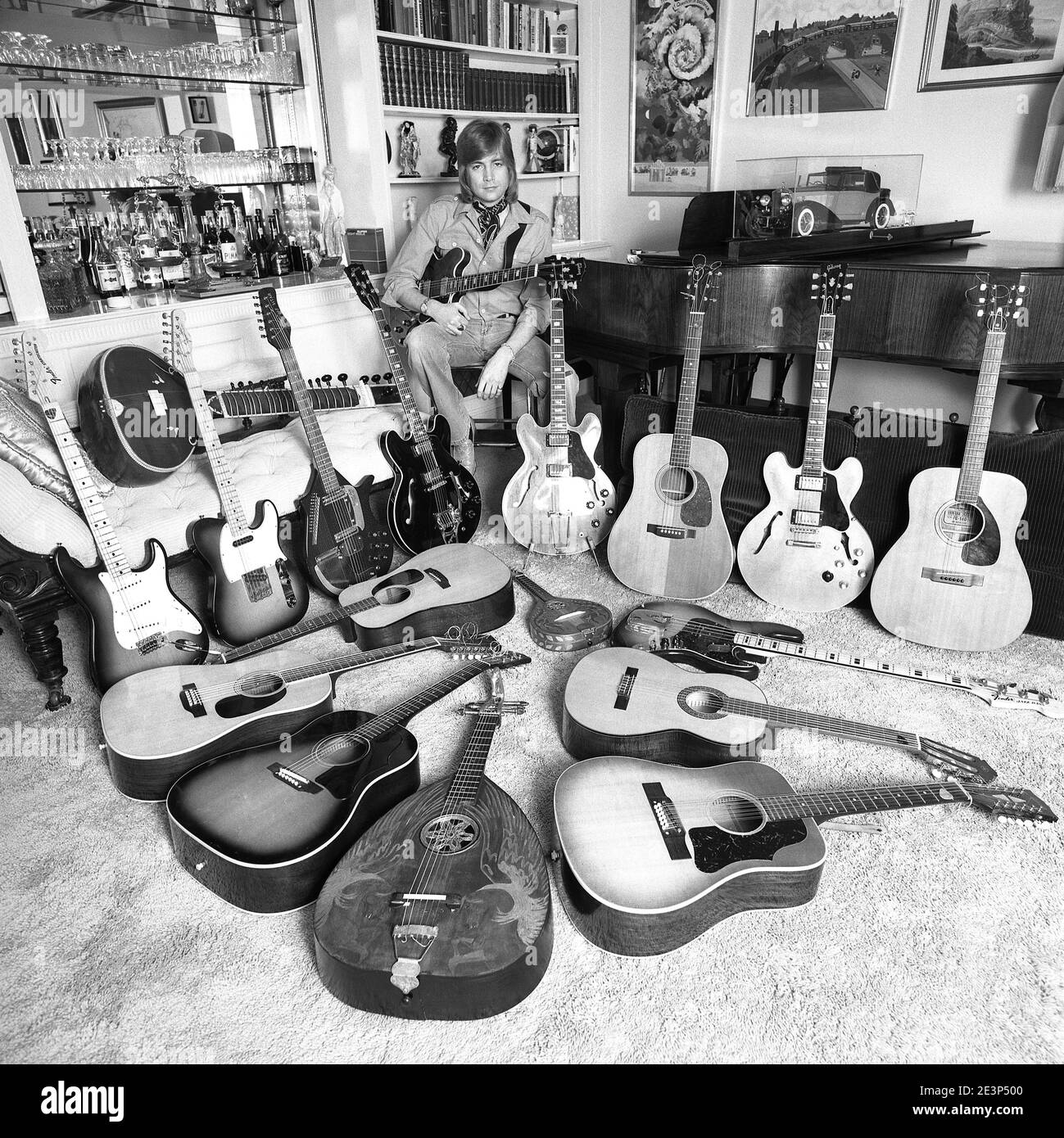 Justin Hayward von der britischen Rockband 'The Moody Blues' zu Hause mit seiner Gitarrensammlung. 03/1977 Stockfoto