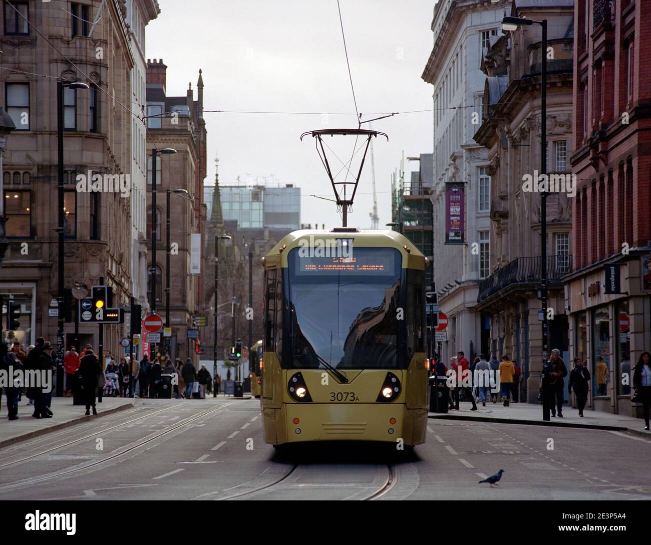 Manchester, Großbritannien - Februar 2020: Eine Metrolink-Straßenbahn (Bombardier M5000, Nr. 3073) im Stadtzentrum. Stockfoto