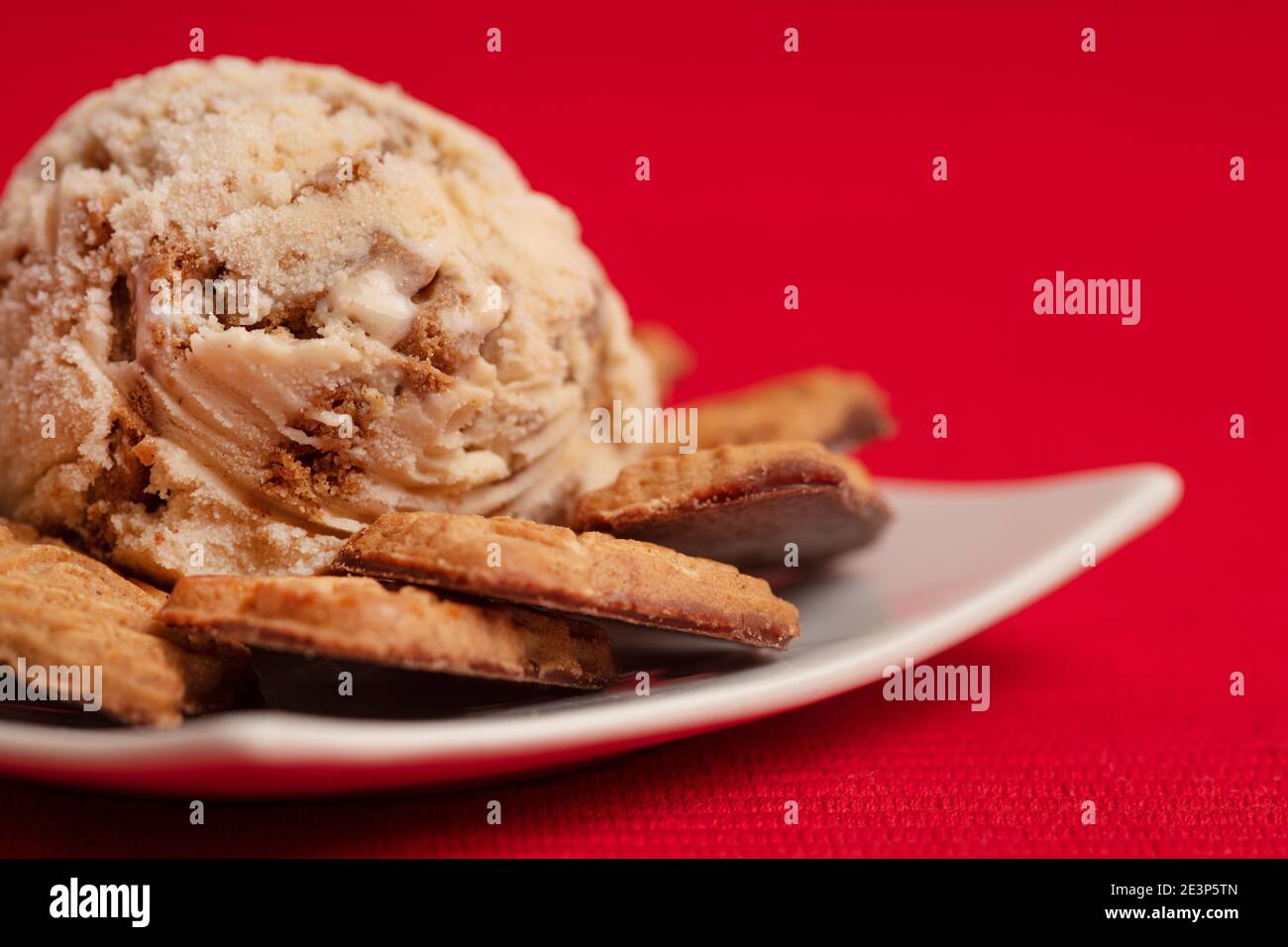 Frische hausgemachte Kugel Speculoos Eis mit Speculoos für Weihnachten Stockfoto
