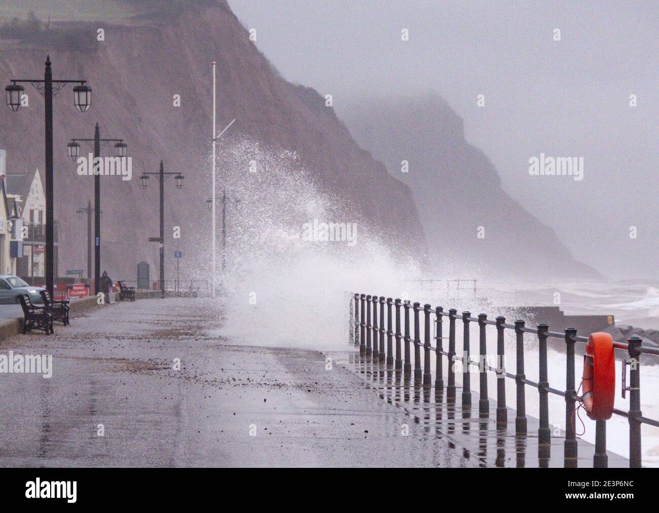 Sidmouth, Devon, 20. Jan 2021 das Meer platzt auf eine verlassene Esplanade in Sidmouth, als Storm Christoph die Küste von Devon betritt. Kredit: Photo Central/Alamy Live Nachrichten Stockfoto