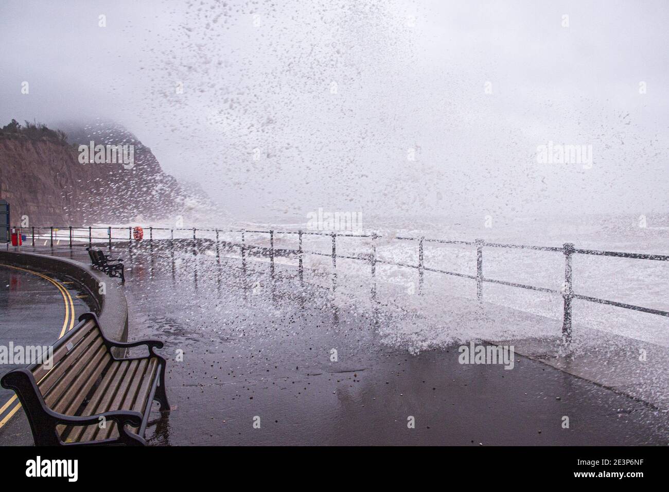 Sidmouth, Devon, 20. Jan 2021 das Meer platzt auf eine verlassene Esplanade in Sidmouth, als Storm Christoph die Küste von Devon betritt. Kredit: Photo Central/Alamy Live Nachrichten Stockfoto