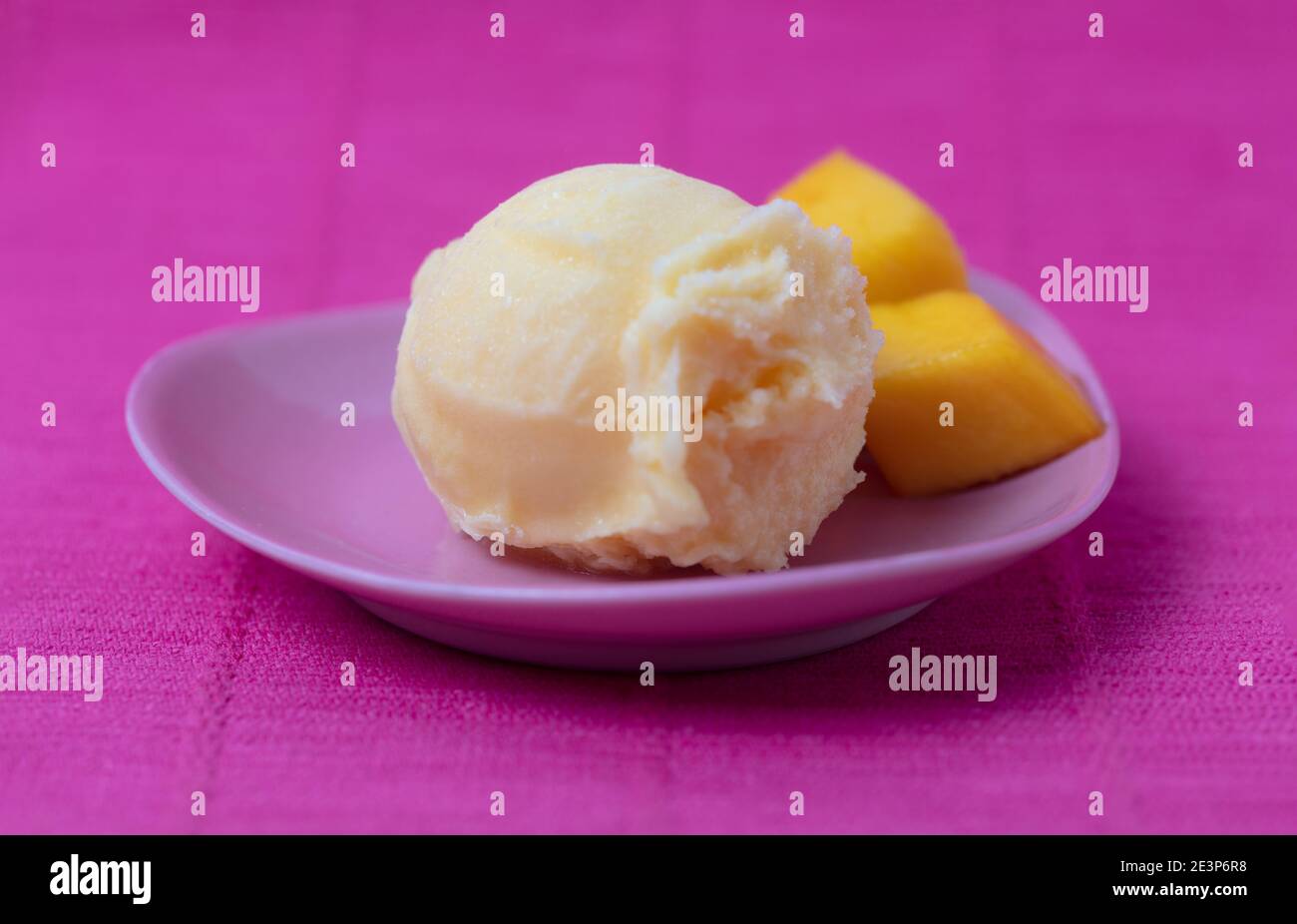 Mango-Eislöffel oder Mango-Sorbet mit frischer Mango Teile Stockfoto