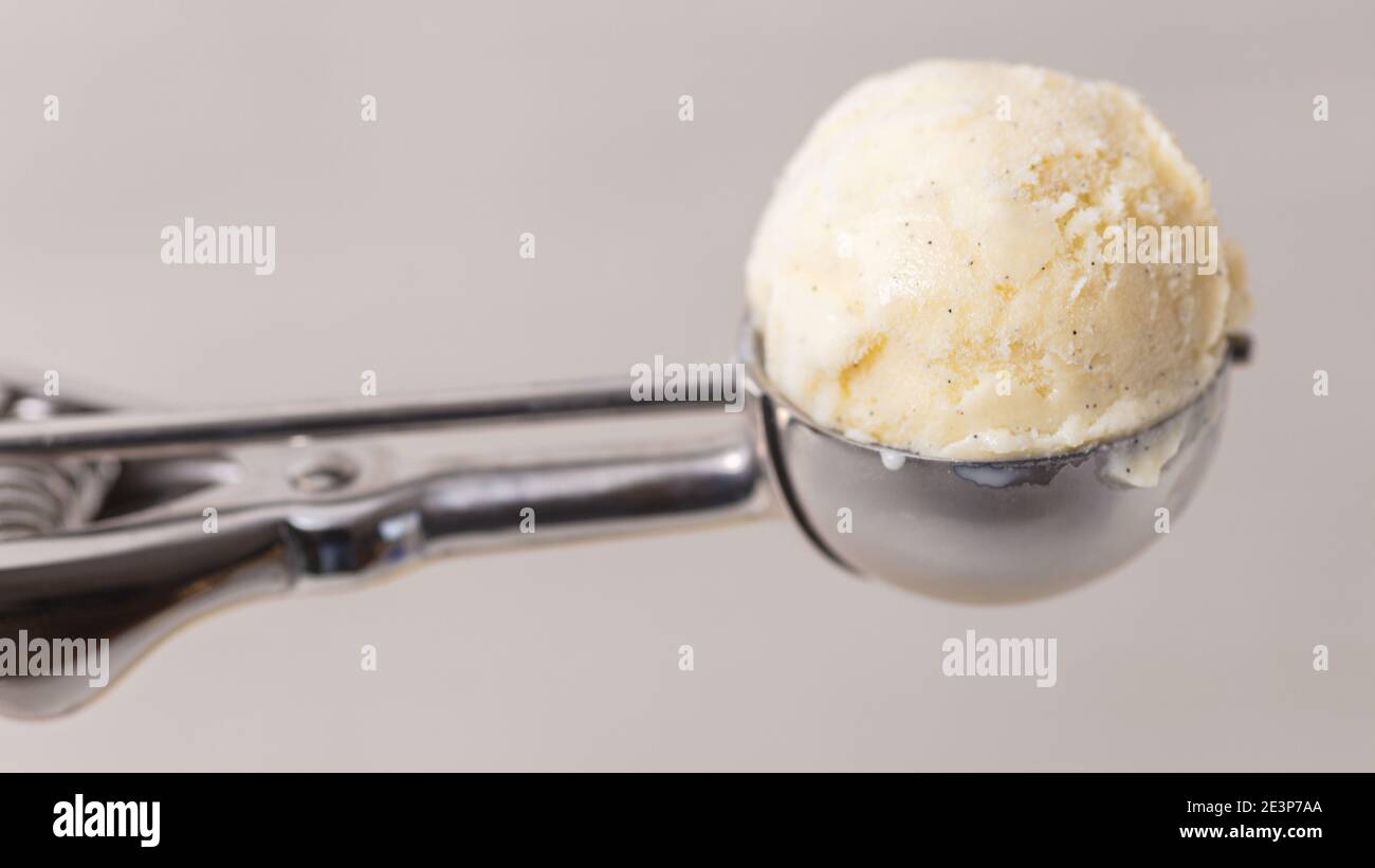 Frisch geformte Kugel Vanilleeis auf der Seite Der Eislöffel Stockfoto