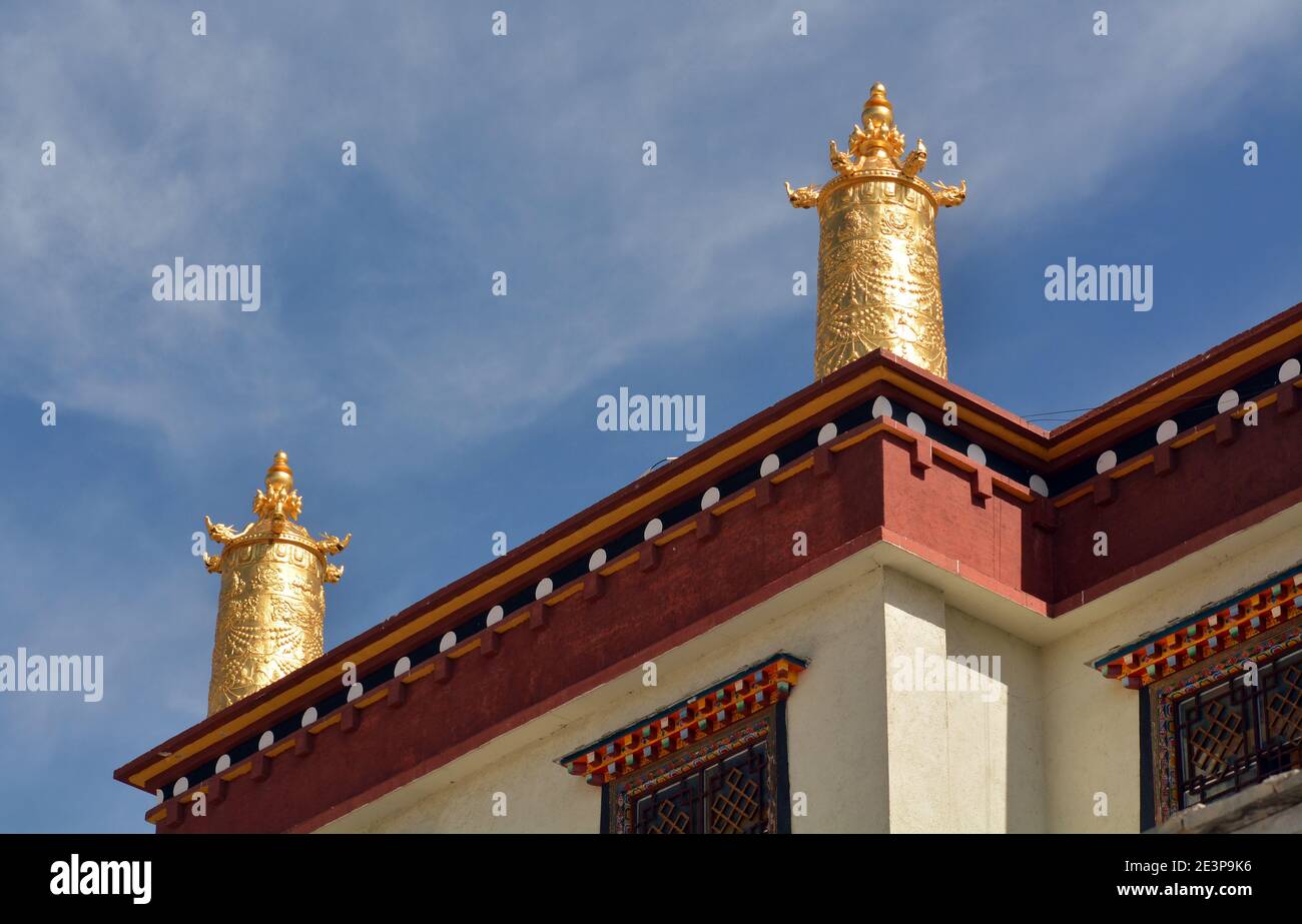 Dacharchitektur im Kloster Ganden Sumtseling hoch über der Stadt Shangri La. Mir wurde gesagt, dass sie echtes Gold verwenden. Stockfoto