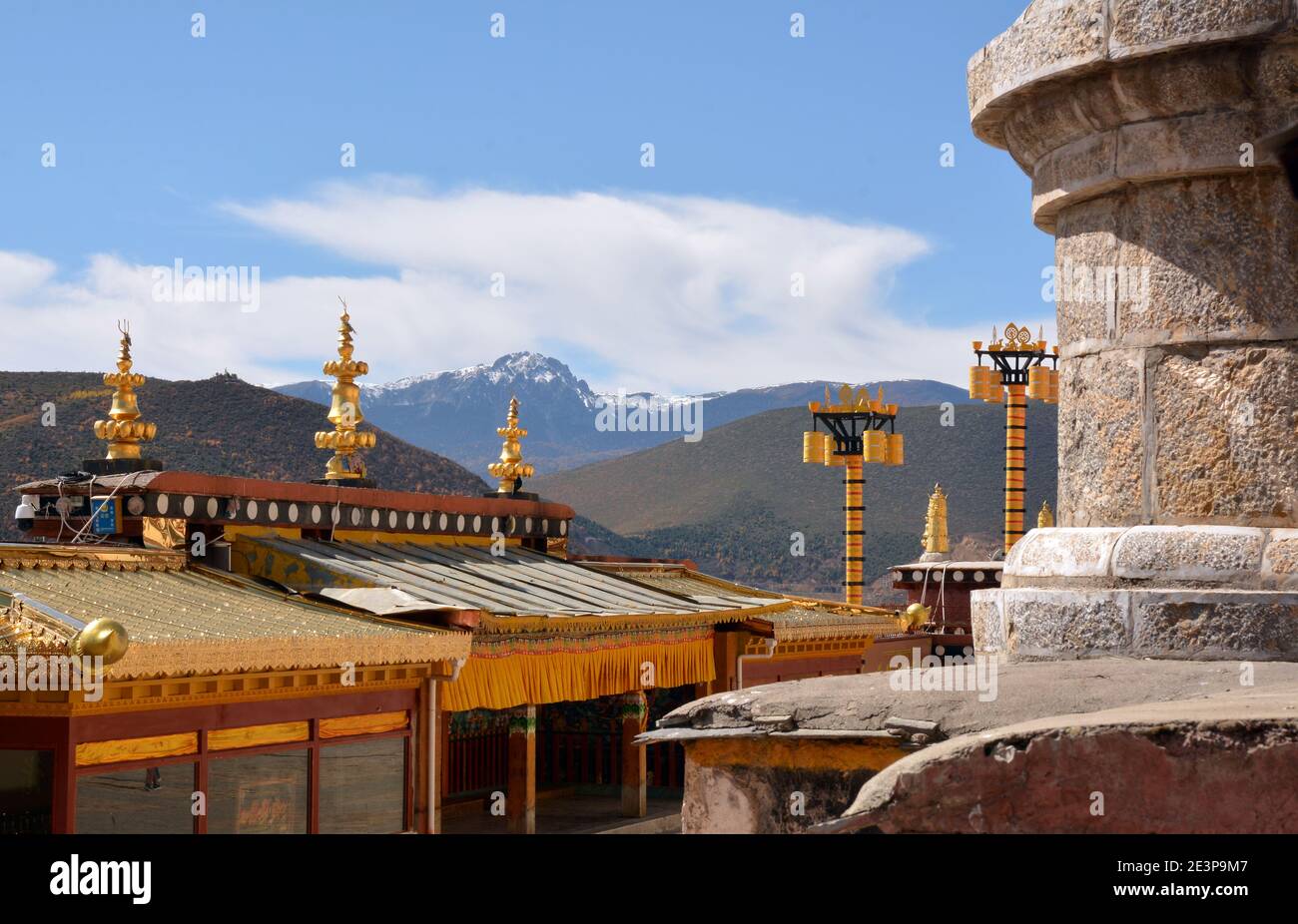 Dacharchitektur im Kloster Ganden Sumtseling hoch über der Stadt Shangri La. Mir wurde gesagt, dass sie echtes Gold verwenden. Stockfoto