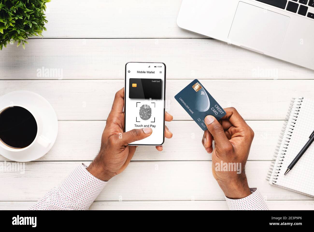 Black Man Mit Telefon Mit Mobile Wallet Anwendung Am Arbeitsplatz Stockfoto