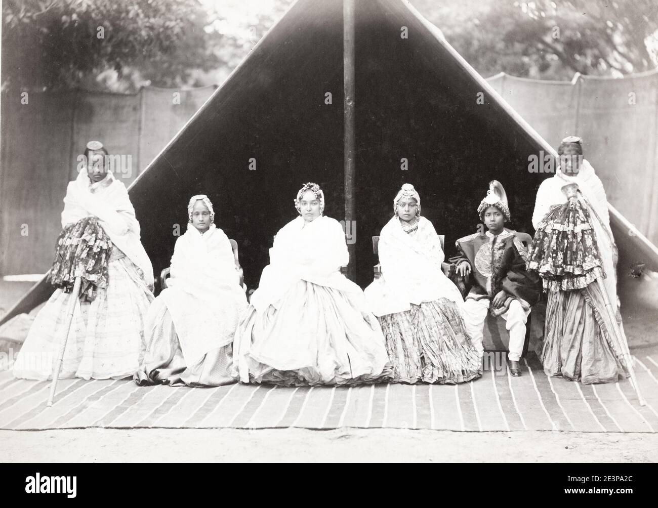 Vintage 19. Jahrhundert Foto: Gruppe von indischen Adel in feiner Kleidung Stockfoto