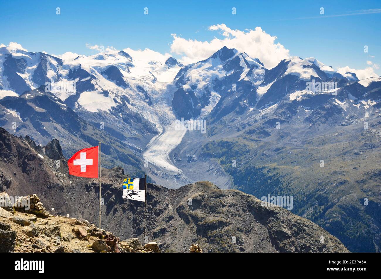 Blick auf den großen morteratschgletscher im engadin vom piz languard. Schweizer Alpenlandschaft. Große Berge: Piz Bernina, Piz Palü. Schweizer Flagge. Stockfoto