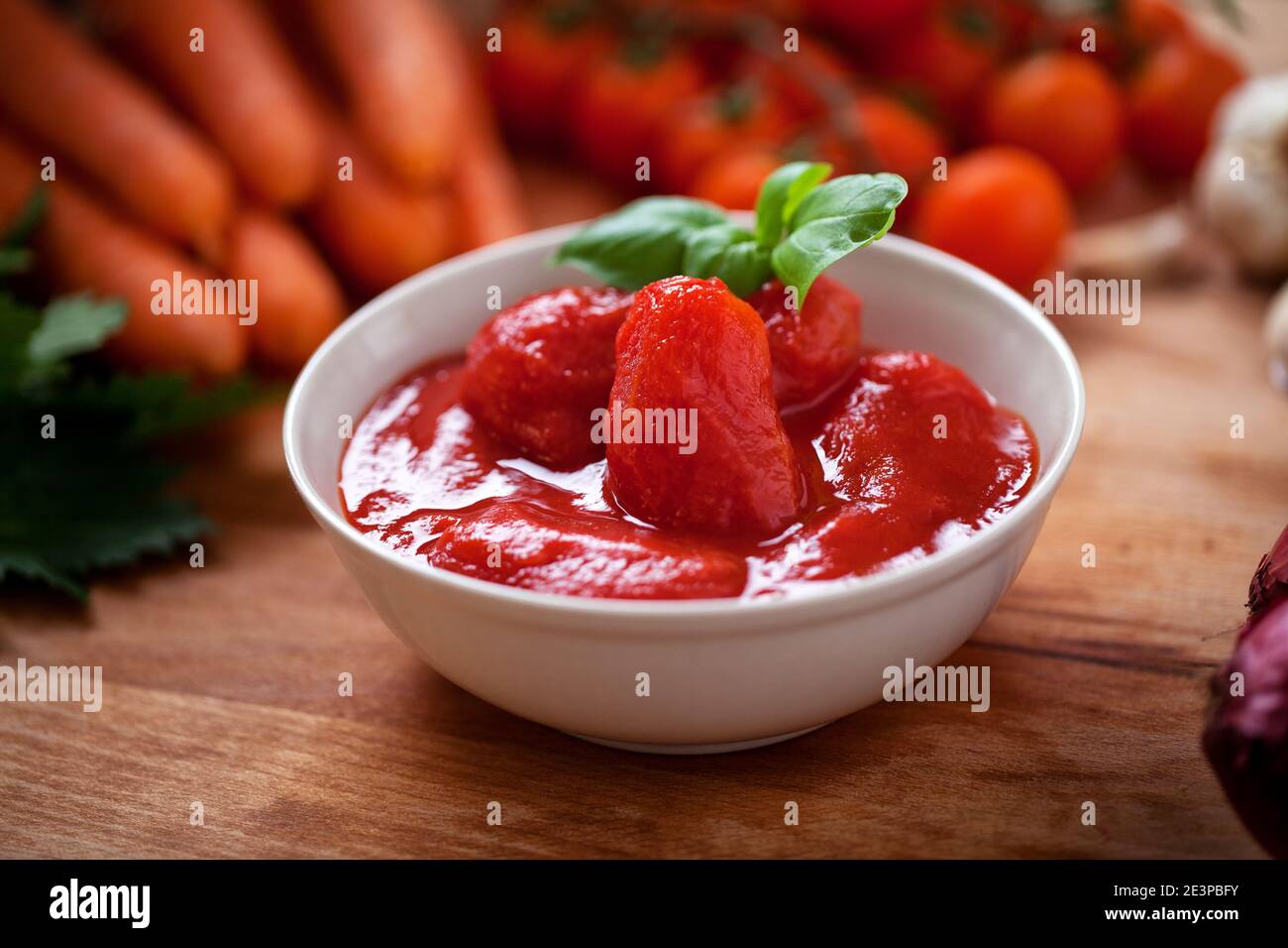 Geschälte Tomaten, um Nudeln zu machen. Hochwertige Bilder Stockfoto