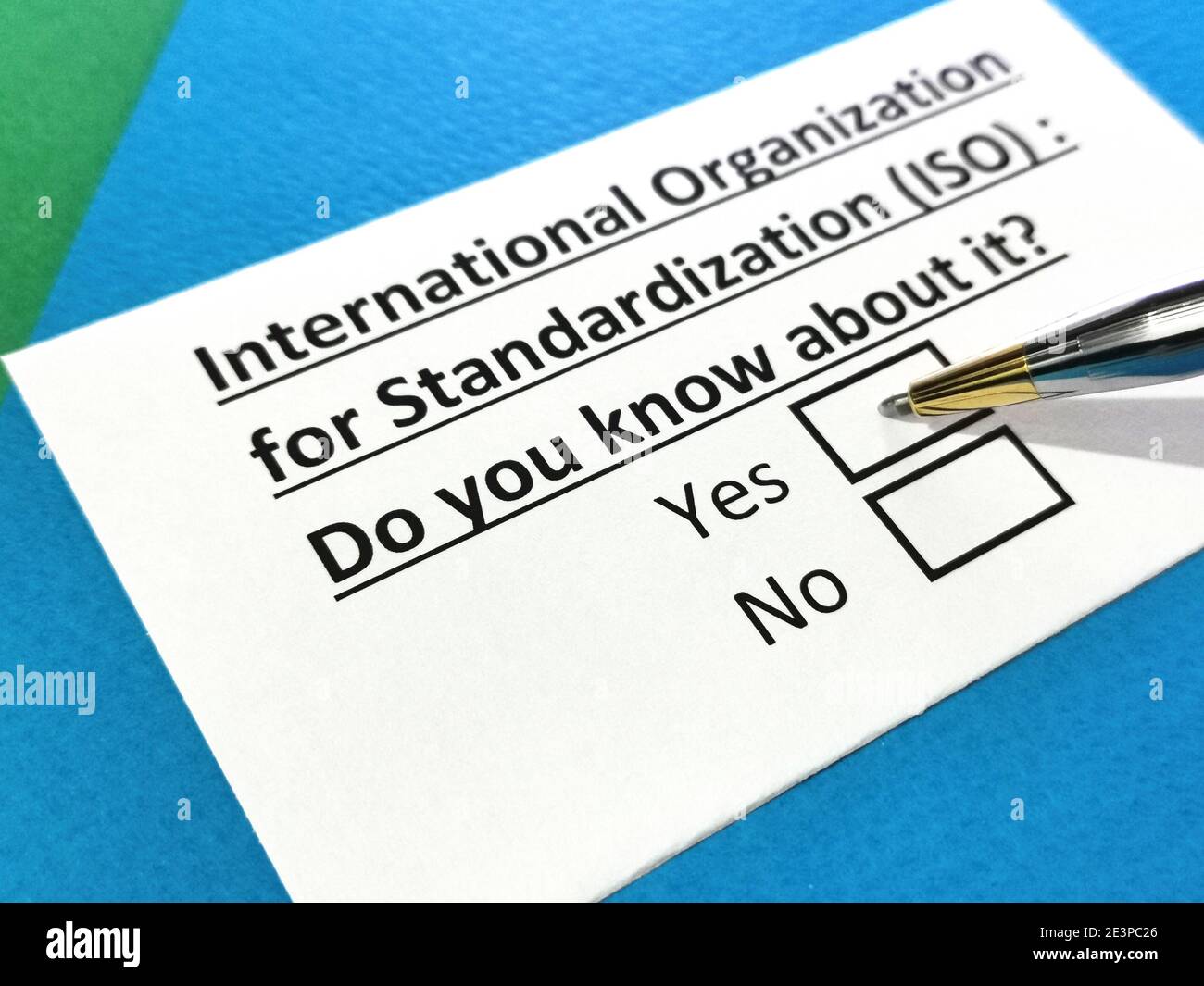 Eine Person beantwortet Fragen zur internationalen Organisation für Normung (ISO). Stockfoto