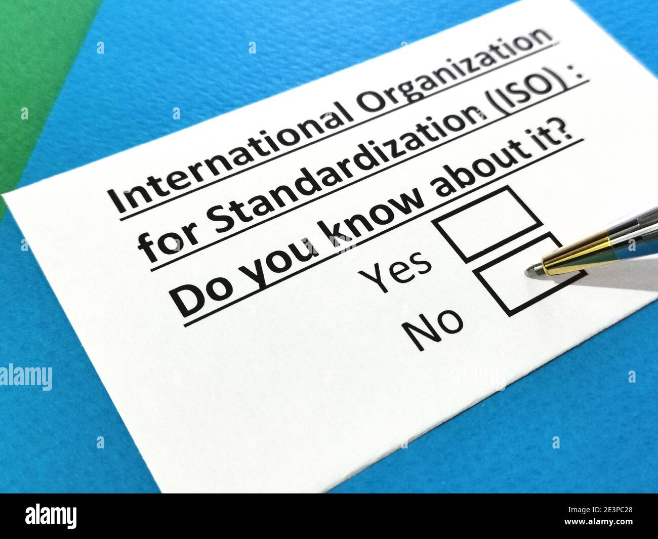 Eine Person beantwortet Fragen zur internationalen Organisation für Normung (ISO). Stockfoto