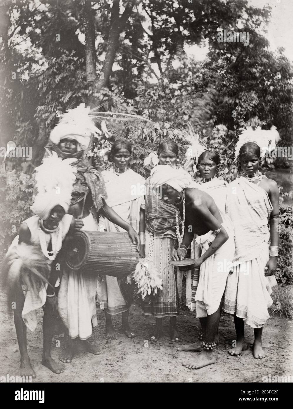 Vintage 19. Jahrhundert Foto: Print Captioned Kola Tänzer. Zu einer Zeit wurde der Name 'Kol' verwendet, um eine Gruppe von primitiven Ureinwohner Stämme zu identifizieren, die von Negrito und Australoiden Völkern abstammen, die in prähistorischen Zeiten nach Indien gekommen waren. Diese Stämme konzentrieren sich in Zentralindien und den nordöstlichen Regionen der Deccan-Hochebene. Sie sprechen verwandte Sprachen, die als "Kolarian" beschrieben werden, die heute als die Munda-Sprachen bekannt sind. Zu den Stämmen gehören die Santal, Munda und Ho. Aber in der modernen Nutzung, wird der Begriff "Kol" in einem eingeschränkten Sinne verwendet, um einen bestimmten Stamm zu identifizieren Stockfoto