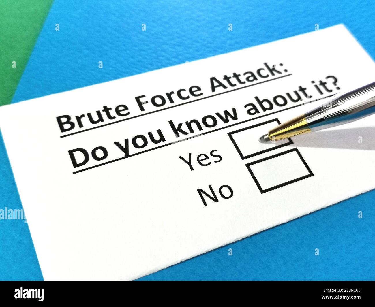 Eine Person beantwortet Fragen über Brute-Force-Angriff. Stockfoto