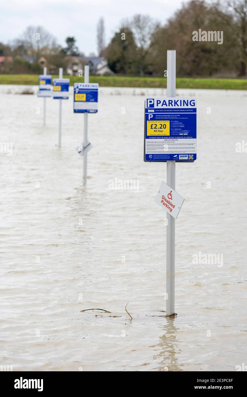 St Ives Cambridgeshire, Großbritannien. Januar 2021. Der Parkplatz befindet sich unter Wasser im Dolphin Hotel, da der Fluss Great Ouse seine Ufer geplatzt hat und das umliegende Land überschwemmt hat, da Sturm Christof weiterhin starken Regen über Großbritannien bringt. Für das Gebiet sind Hochwasserwarnungen vorhanden und es wird weiterer Regen prognostiziert. Der Fluss wird wahrscheinlich in den nächsten Tagen weiter steigen, da Wasser von stromaufwärts abfließt. Kredit: Julian Eales/Alamy Live Nachrichten Stockfoto