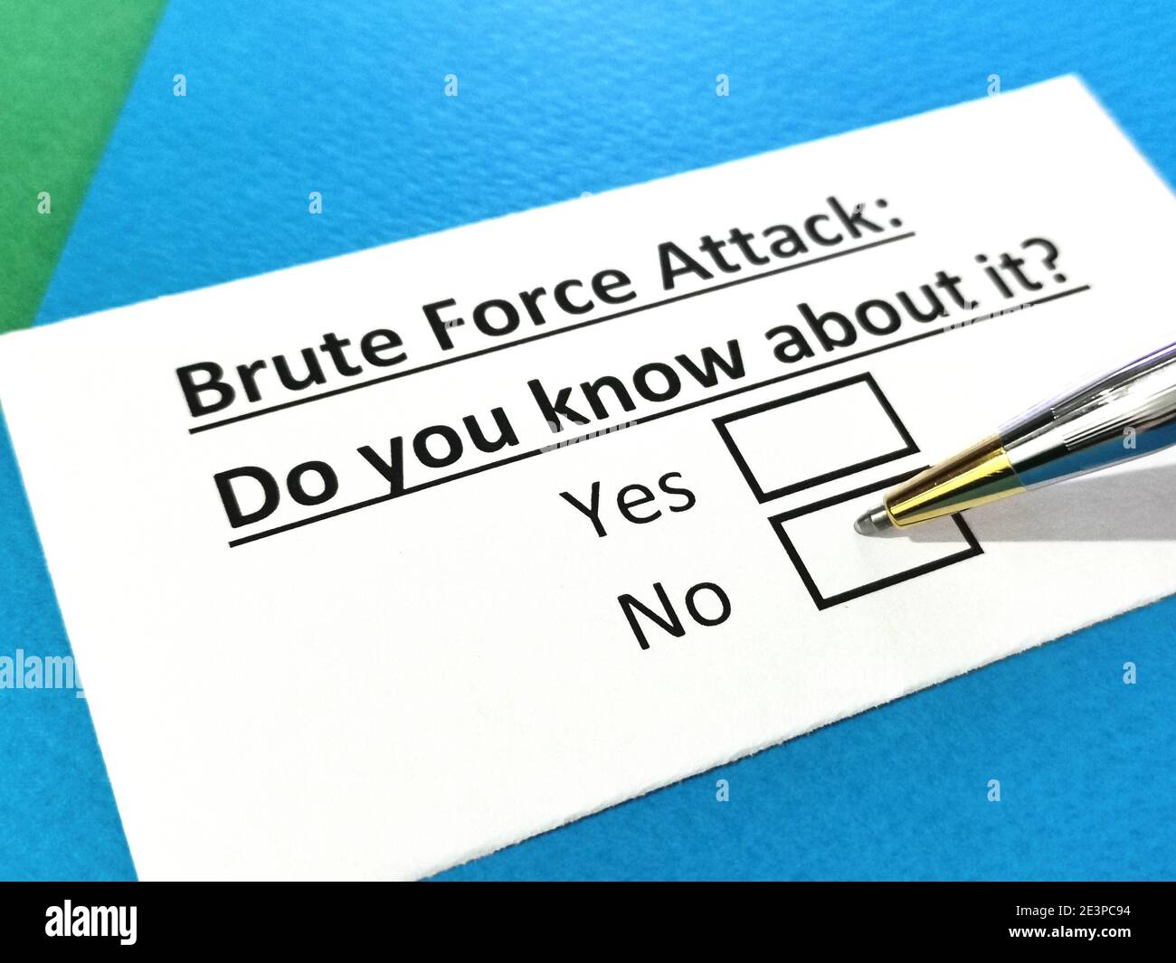 Eine Person beantwortet Fragen über Brute-Force-Angriff. Stockfoto