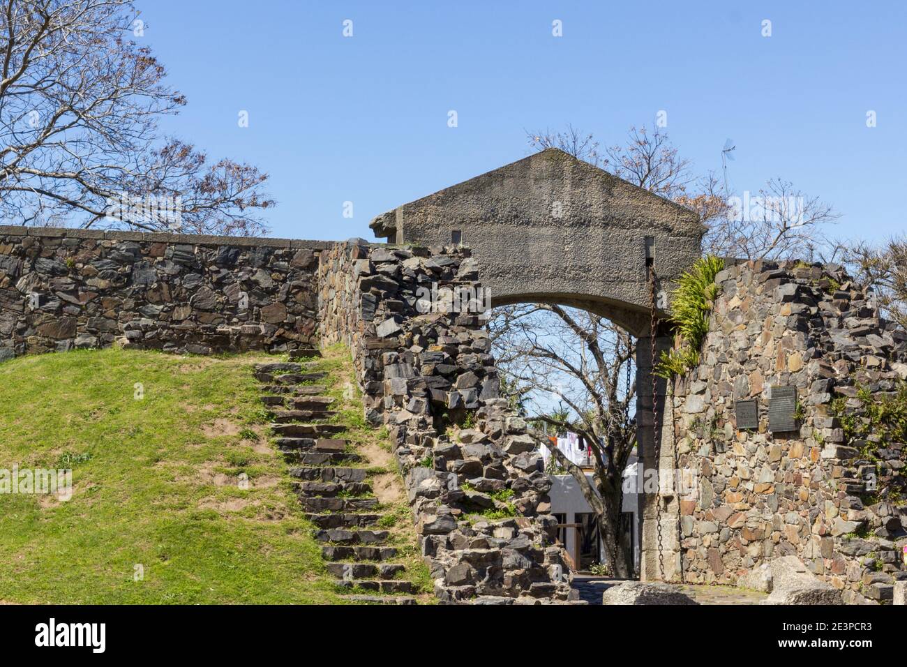 Field Gate (Puerta Del Campo, auf Spanisch), Eingang zum alten und historischen Teil von Colonia Sacramento, Uruguay. I'is eine der ältesten Städte in Ur Stockfoto