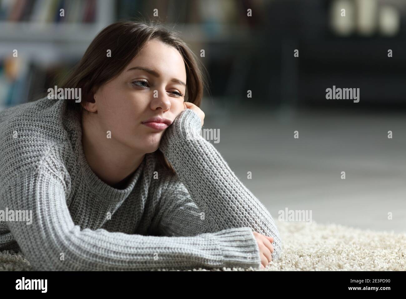 Gelangweilter Teenager, der zu Hause auf dem Boden liegt Stockfoto