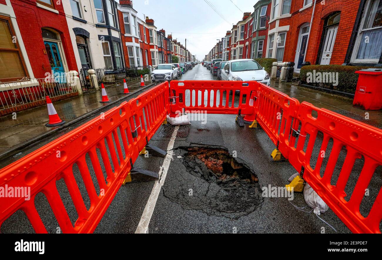 Ein Sink-Loch, das in der Ashbourne Road in Aigburth, Liverpool, aufgetaucht ist, als Storm Christoph weite Überschwemmungen, Stürme und Schnee in Teile Großbritanniens bringen wird. Es wird erwartet, dass es in Großbritannien zu heftigen Regenfällen kommt, wobei das Met Office warnt, dass Häuser und Unternehmen überschwemmt werden und Schäden an einigen Gebäuden verursachen. Bilddatum: Mittwoch, 20. Januar 2021. Stockfoto