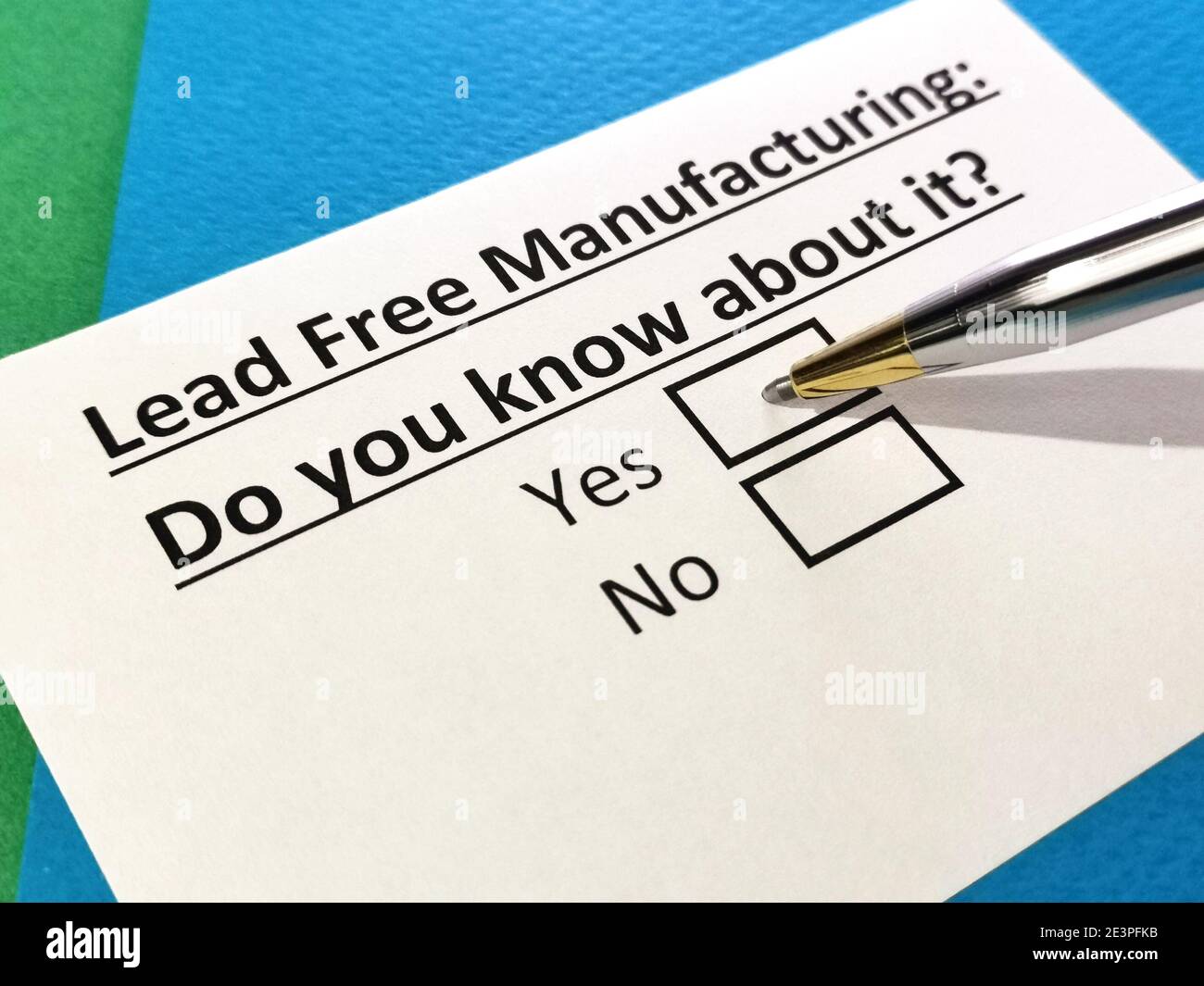 Eine Person beantwortet Fragen über bleifreie Fertigung. Stockfoto