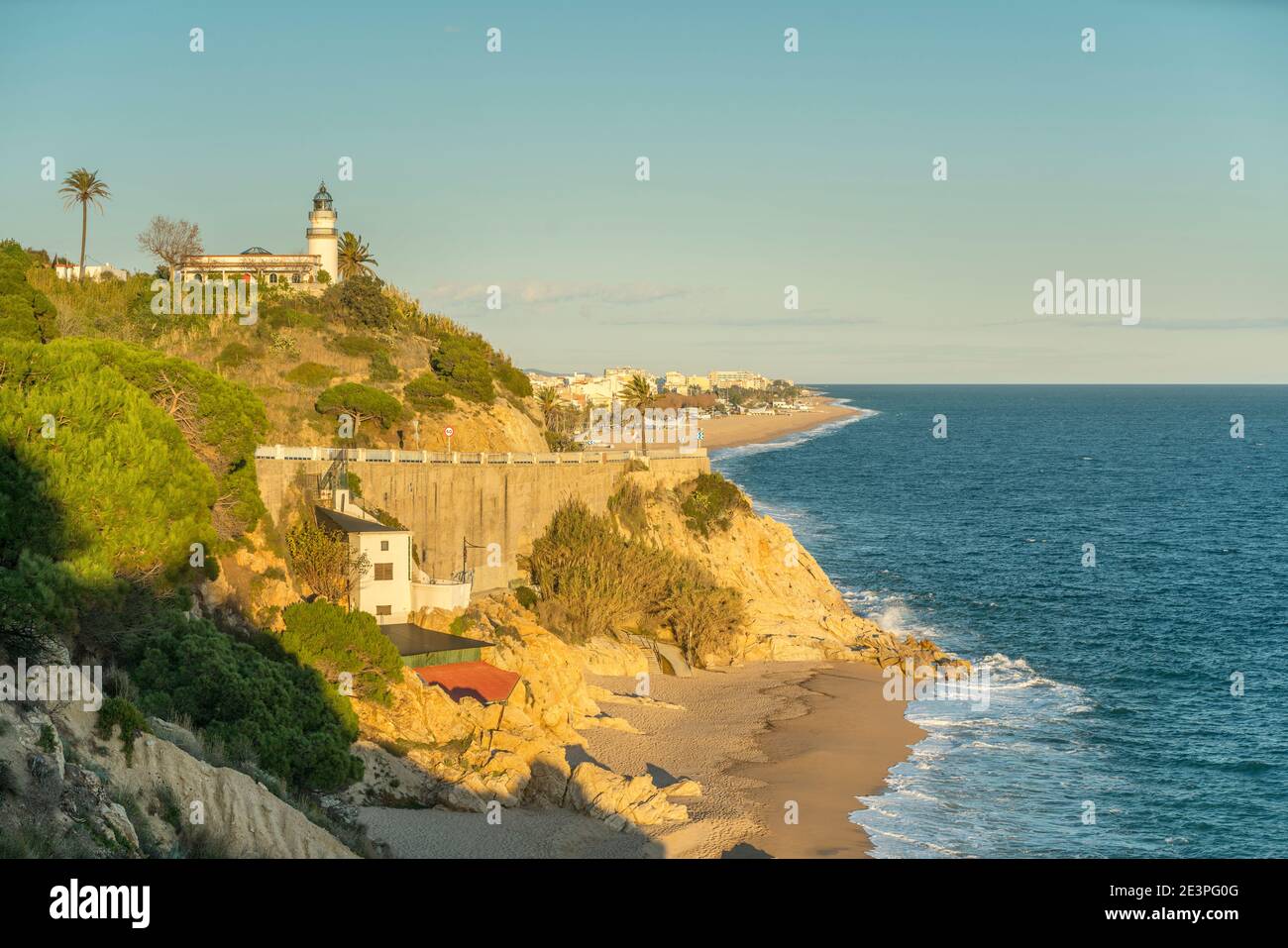 LEUCHTTURM CALELLA (© MARIA PARELLADA 1859) PLATJA DE CALELLA COSTA DEL MARESME KATALONIEN SPANIEN Stockfoto