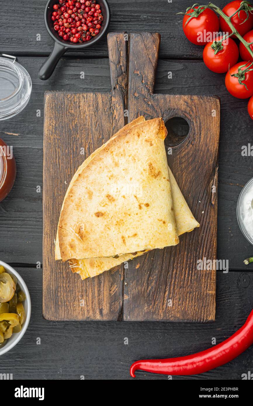 Gegrillte Quesadillas Tortillas Mit Kase Auf Holzbrett Und Zwei Wurzige Dips Ananas Salsa Und Guacamole Der Dunkle Hintergrund Mexikanische Kuche Anhand Von Quantitativen Simulatio Stockfotografie Alamy