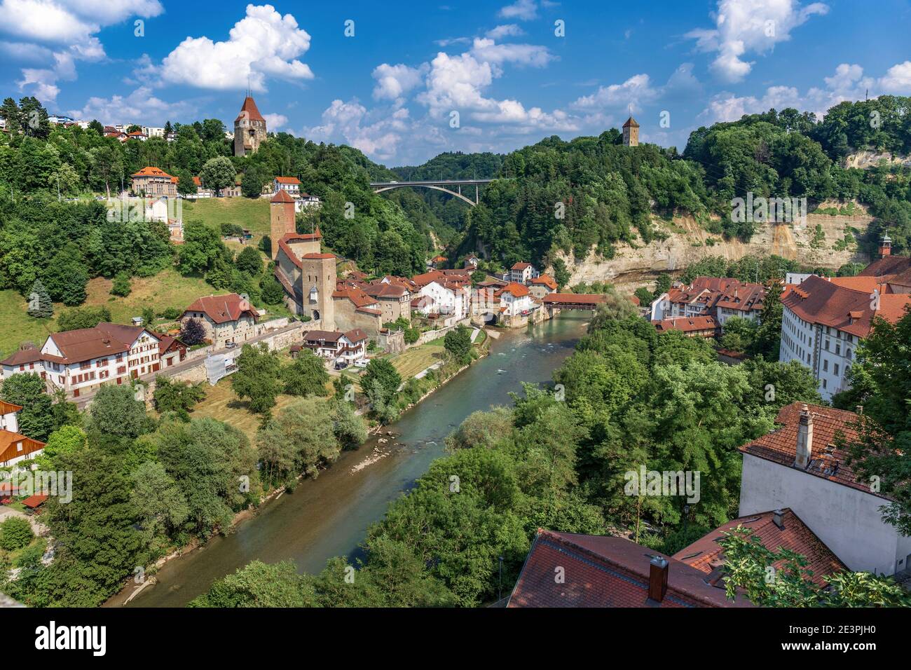 Luftaufnahme der Gotteron Brücke und der Sarine Fluss - Freiburg - Schweiz Stockfoto