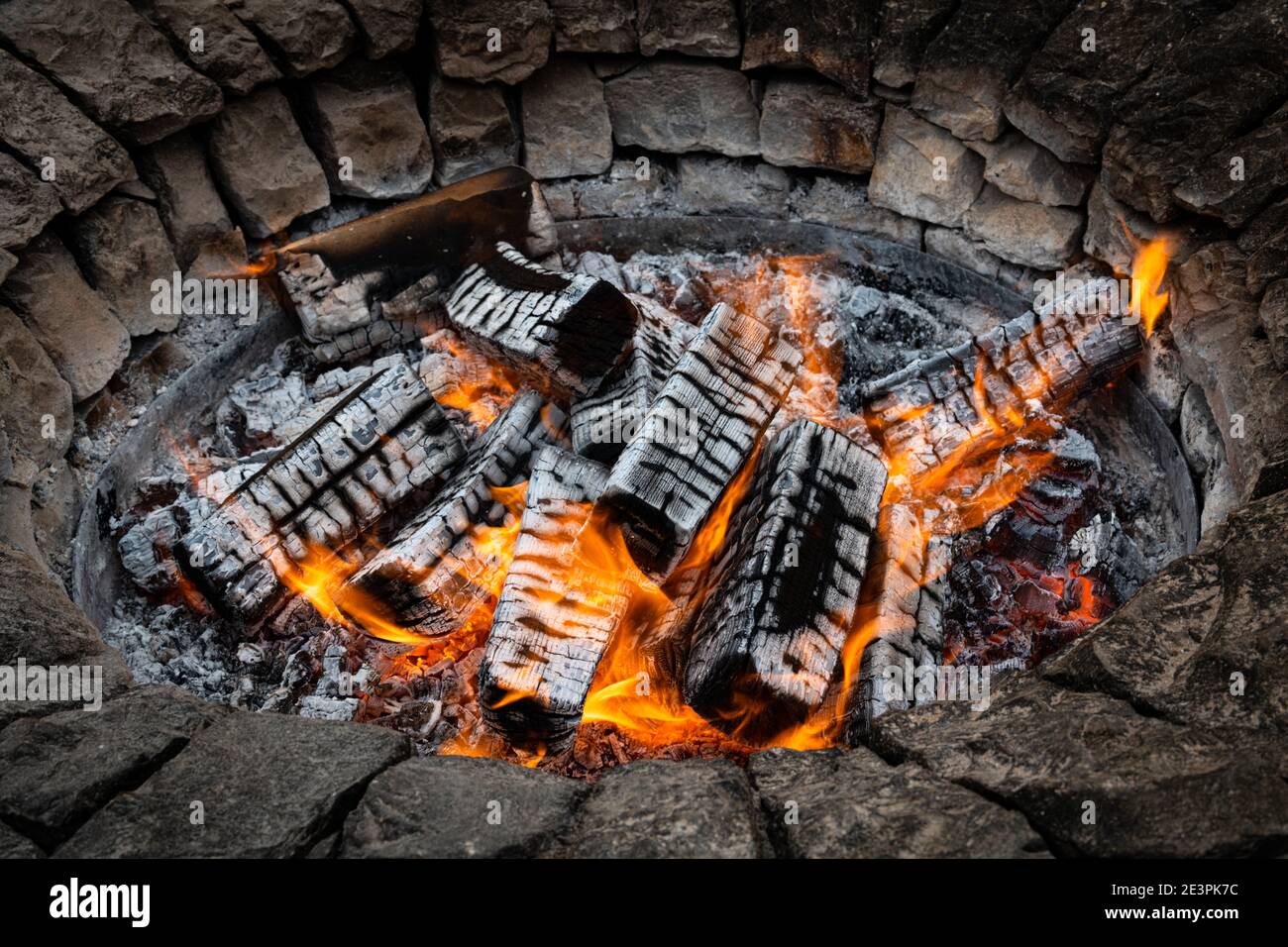 Feuerfalle - brennende Holzstämme Stockfoto