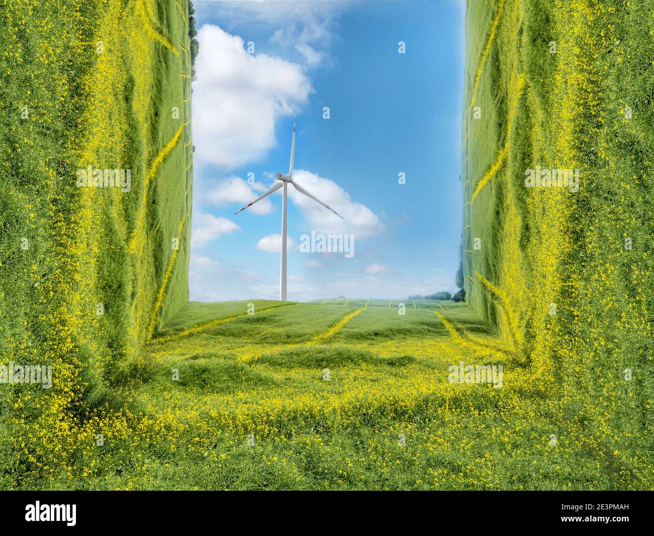 Fantasy Biegen perspektivische Wirkung des grünen Feldes mit Windkraft Generator und blauer Himmel Stockfoto