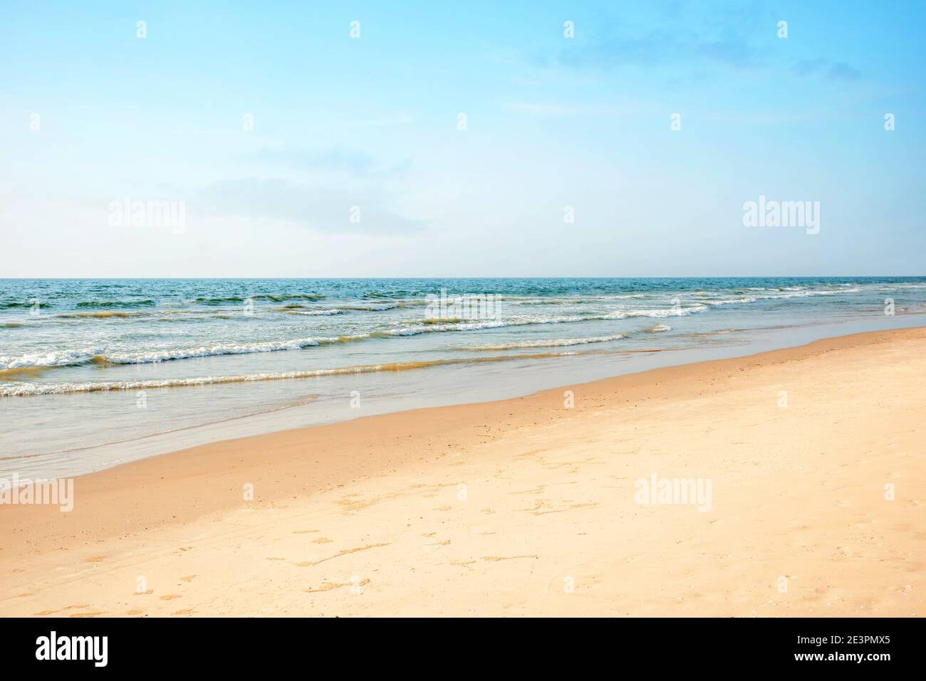Sauberer Strand und tropische Meereslandschaft Stockfoto