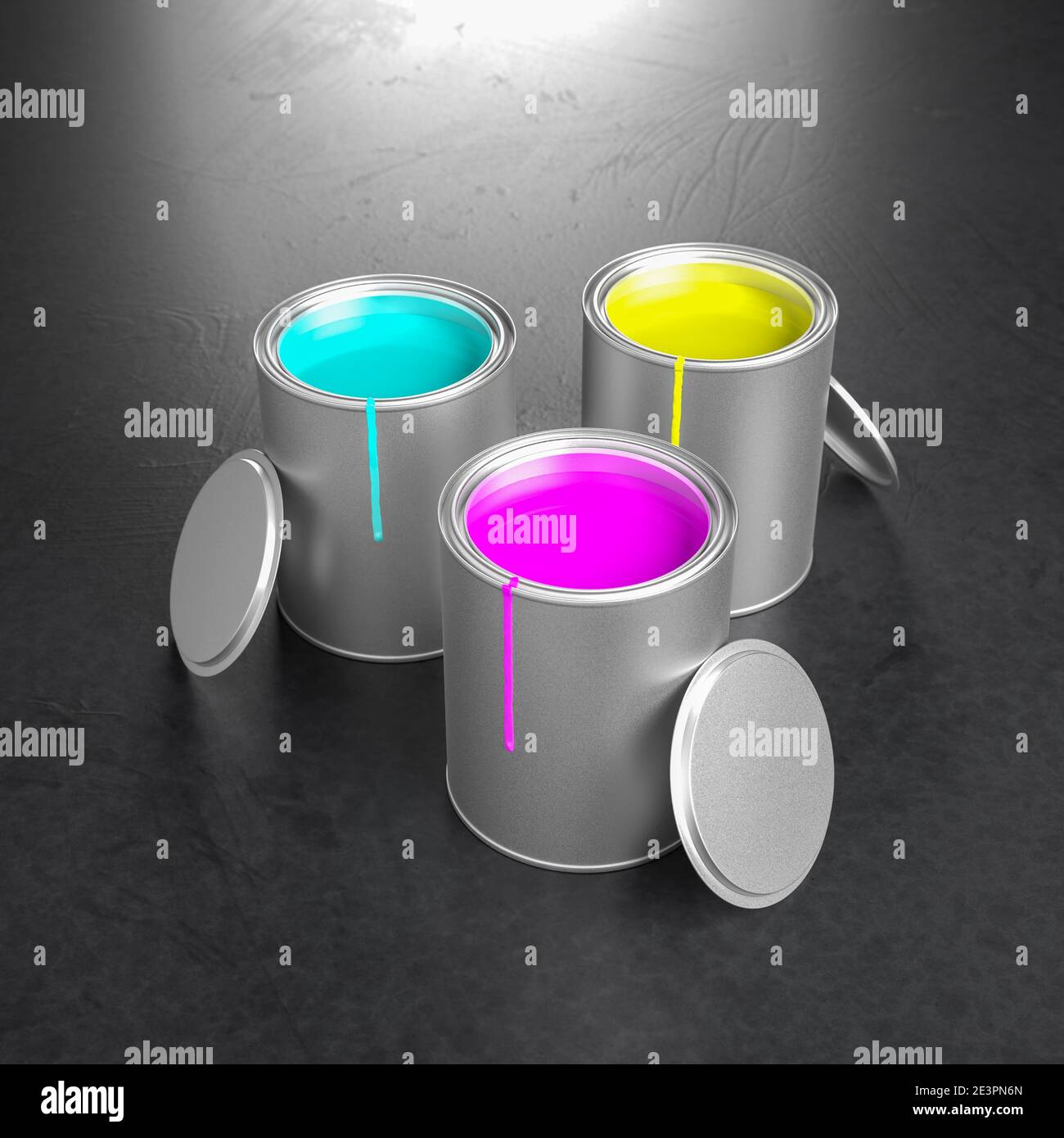 Farbtöpfe mit den CMY-Prozessfarben des subtraktiven Farbmodells: Cyan, Magenta, Gelb. Farbflecken auf den Töpfen, Deckel an die Töpfe gelehnt. Stockfoto