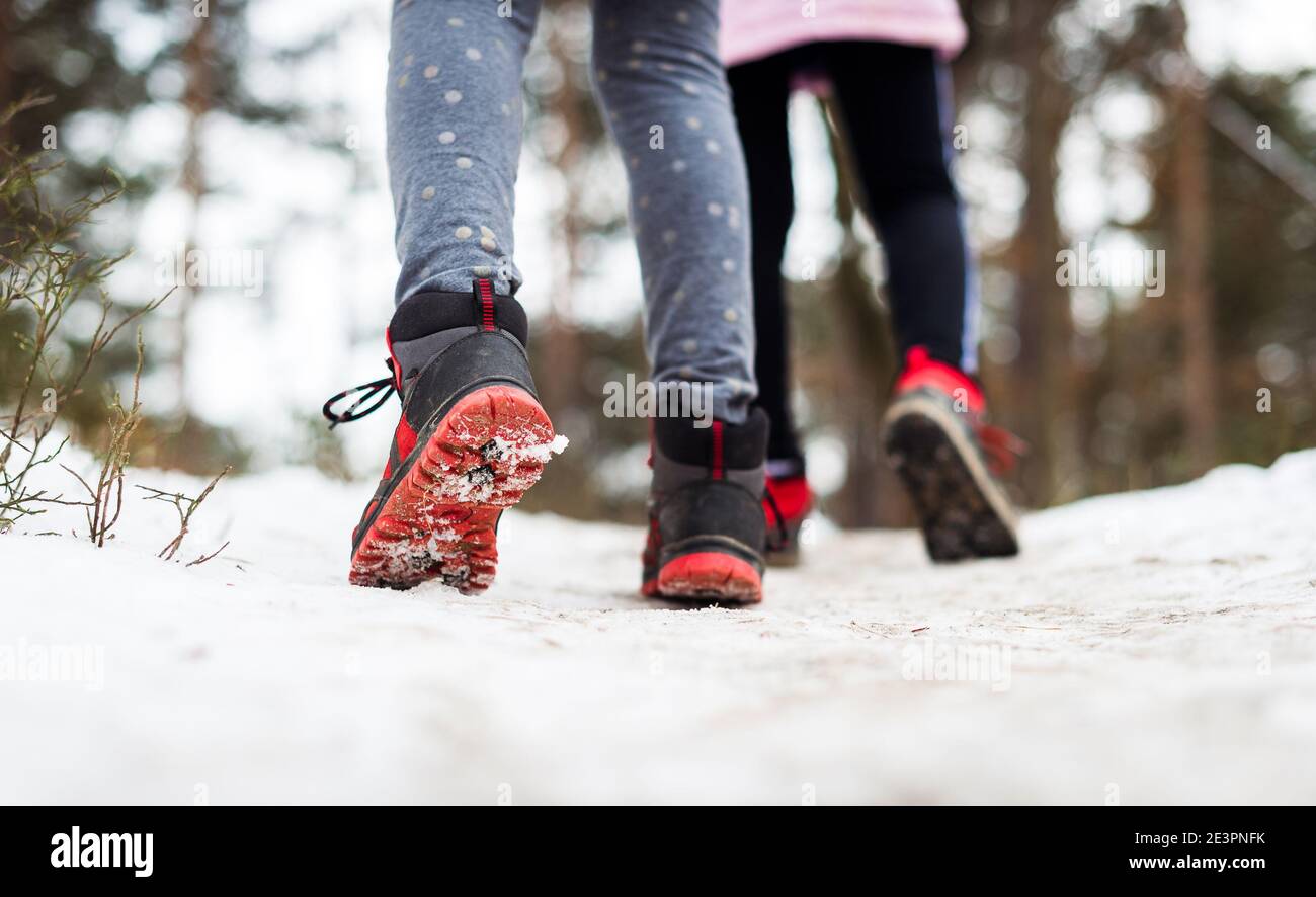 Kinder wandern im Schnee Berge Wald auf Familienausflug. Aktive Familie, Eltern und Kinder Trekking im Winter in der Natur. Kinder laufen im Arbeitszimmer Stockfoto